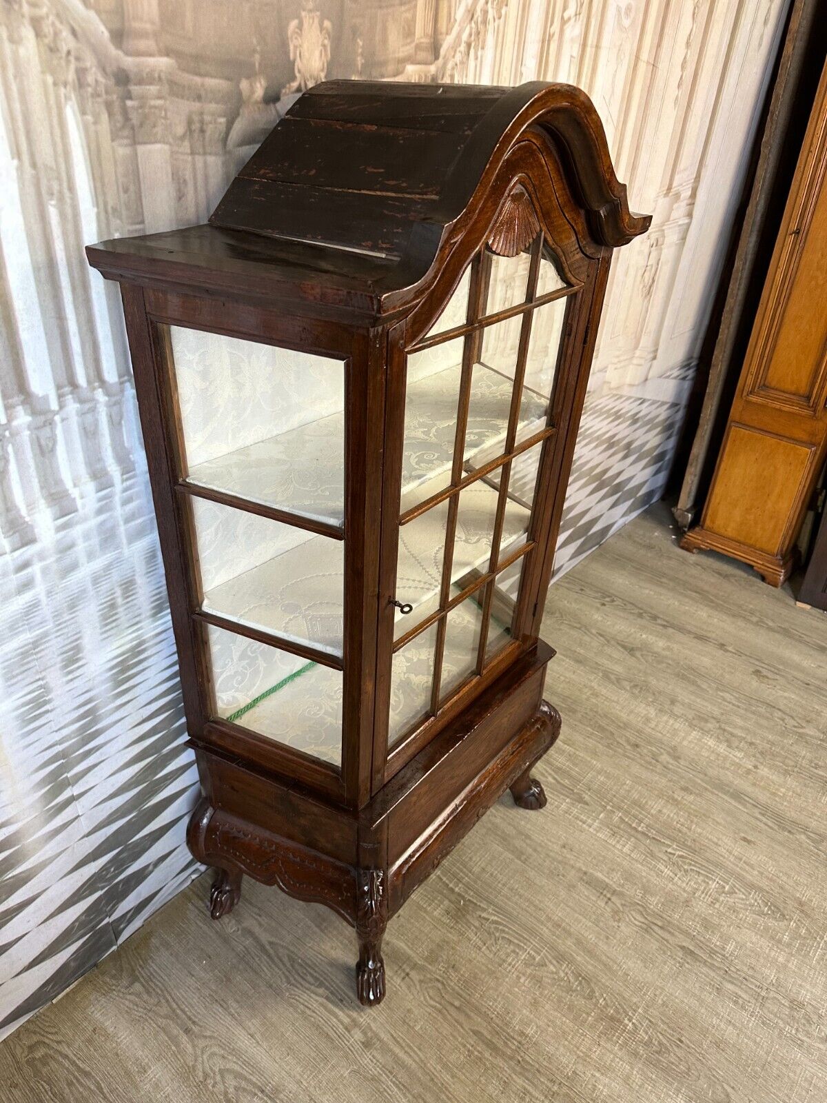 ANTIKE VITRINE UM 1900 MINIATURVITRINE 133cm KOLONIALMÖBEL AUS TEAKHOLZ – Bild 3