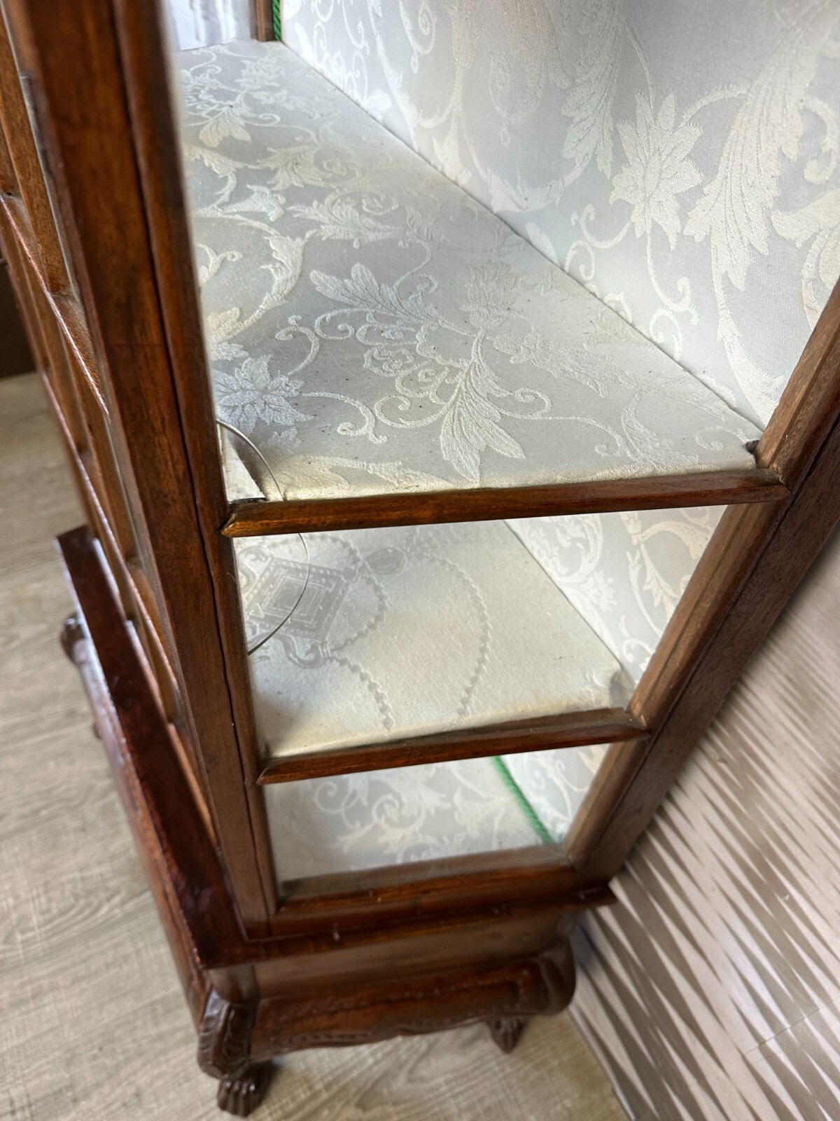 ANTIKE VITRINE UM 1900 MINIATURVITRINE 133cm KOLONIALMÖBEL AUS TEAKHOLZ – Bild 8