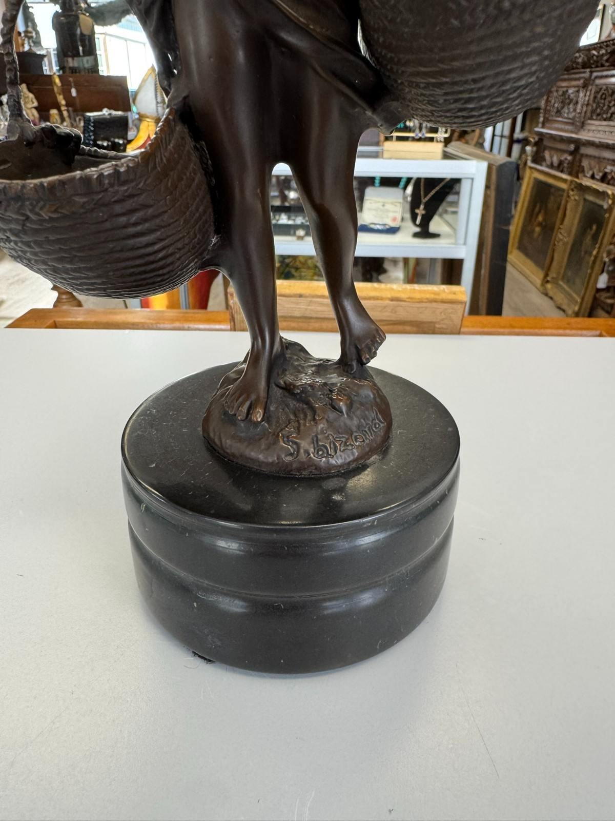 Suzanne BIZARD (1873-1963) BRONZE SKULPTUR MÄDCHEN MIT KÖRBEN – Bild 5