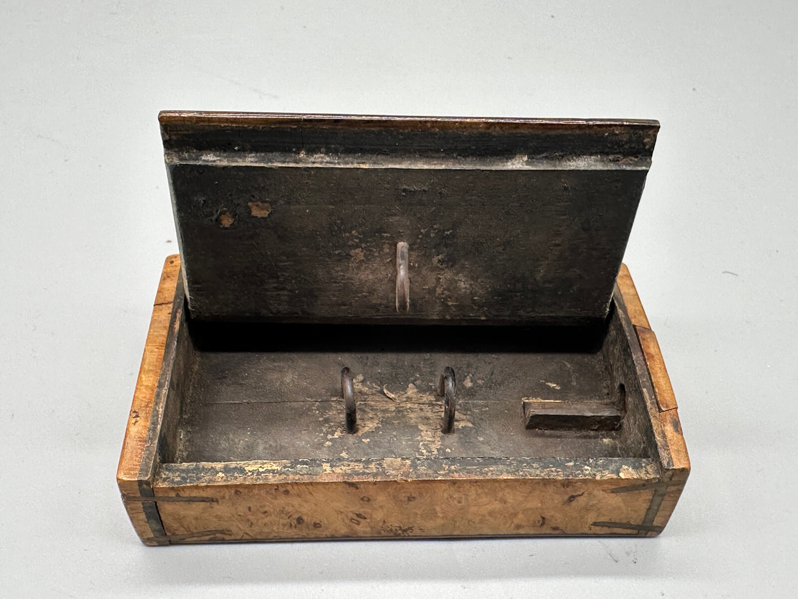 SEHR SELTENE BIEDERMEIER SCHATULLE ODER FALLE GRILLENFALLE 19 TES JH OLIVENHOLZ – Bild 9