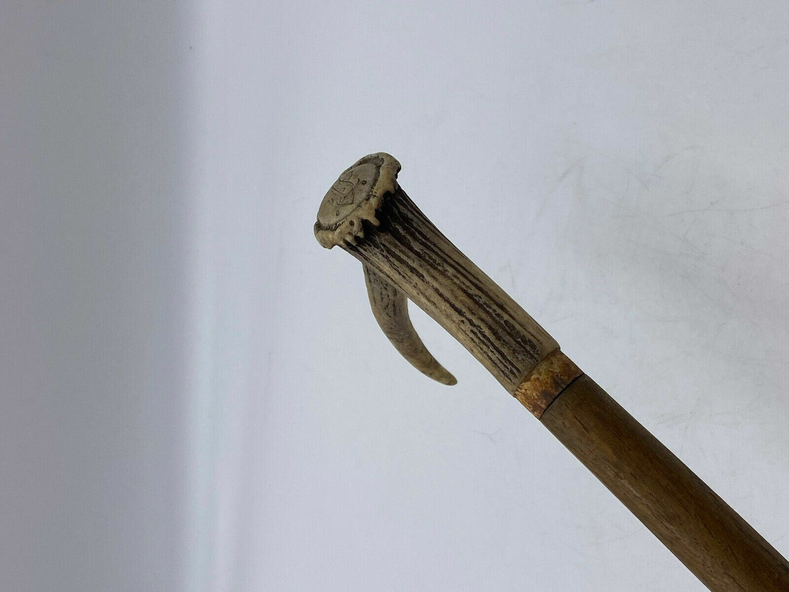 SPAZIERSTOCK BEIN HOLZ ANTIK HANDGESCHNITZTER GRIFF MIT MONOGRAMM 94cm LANG – Bild 6