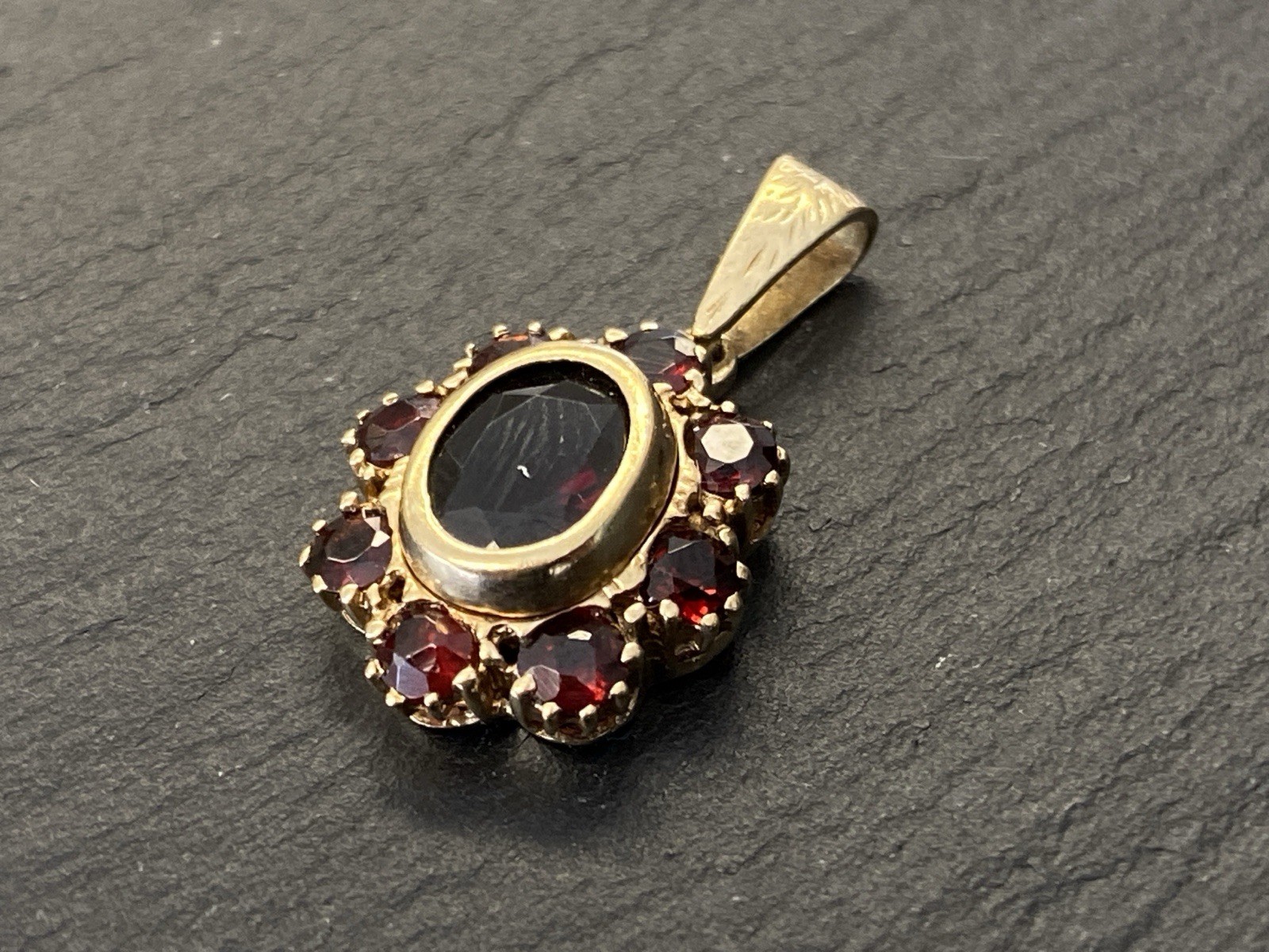 ANTIKER ANHÄNGER AUS 8K GOLD GELBGOLD MIT GRANAT BÖHMEN