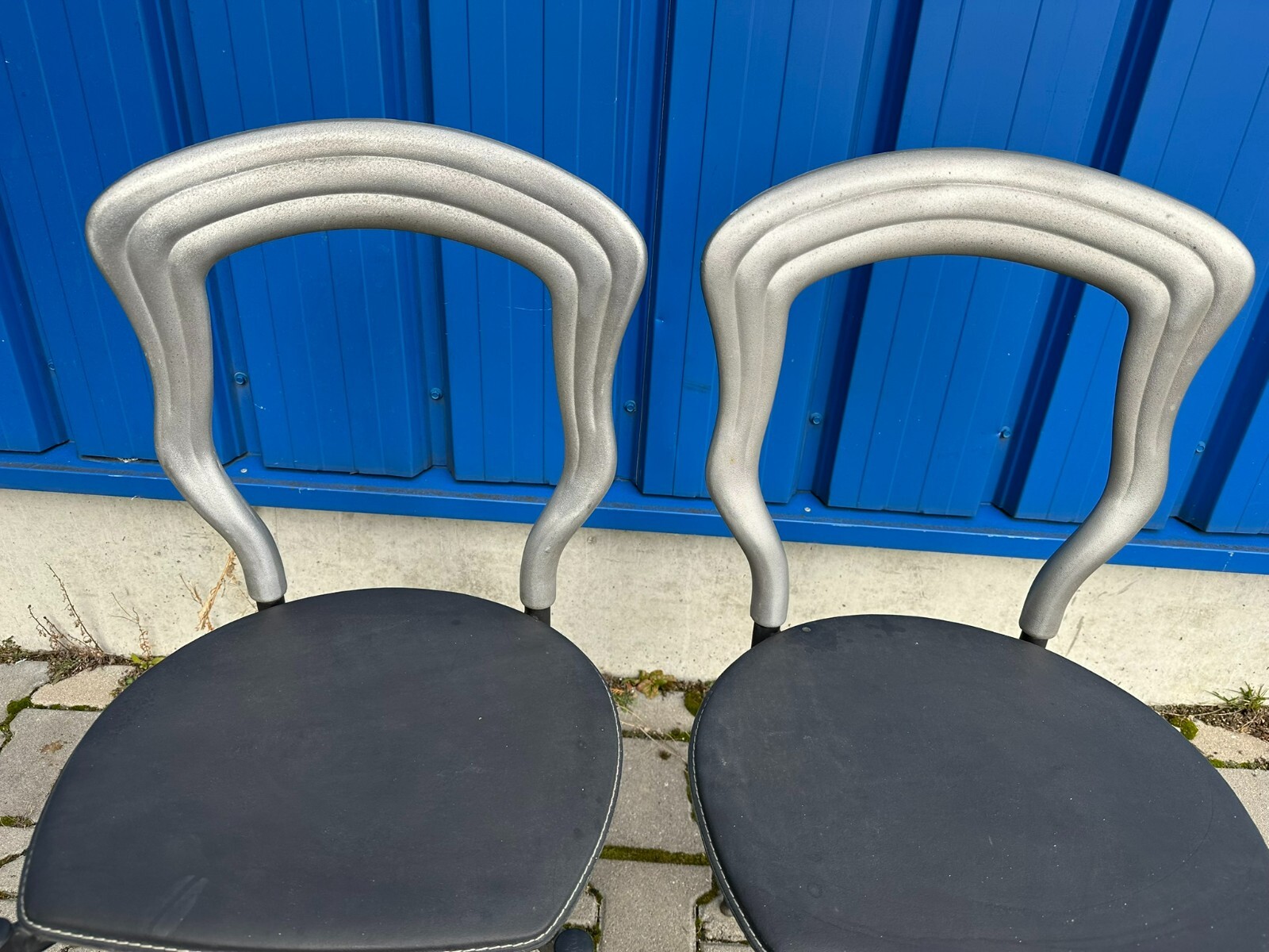 PAAR VINTAGE STÜHLE RÜCKENLEHNE AUS METALL SITZFLÄCHE LEDER – Bild 3