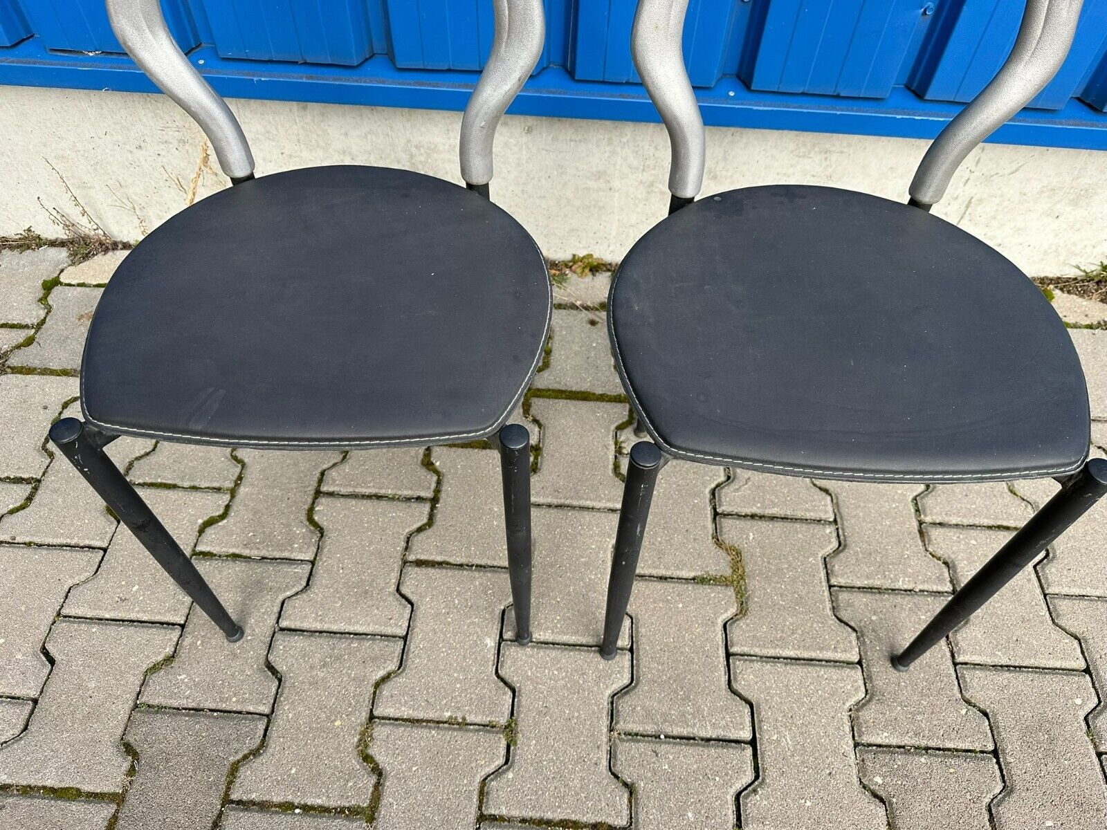 PAAR VINTAGE STÜHLE RÜCKENLEHNE AUS METALL SITZFLÄCHE LEDER – Bild 4