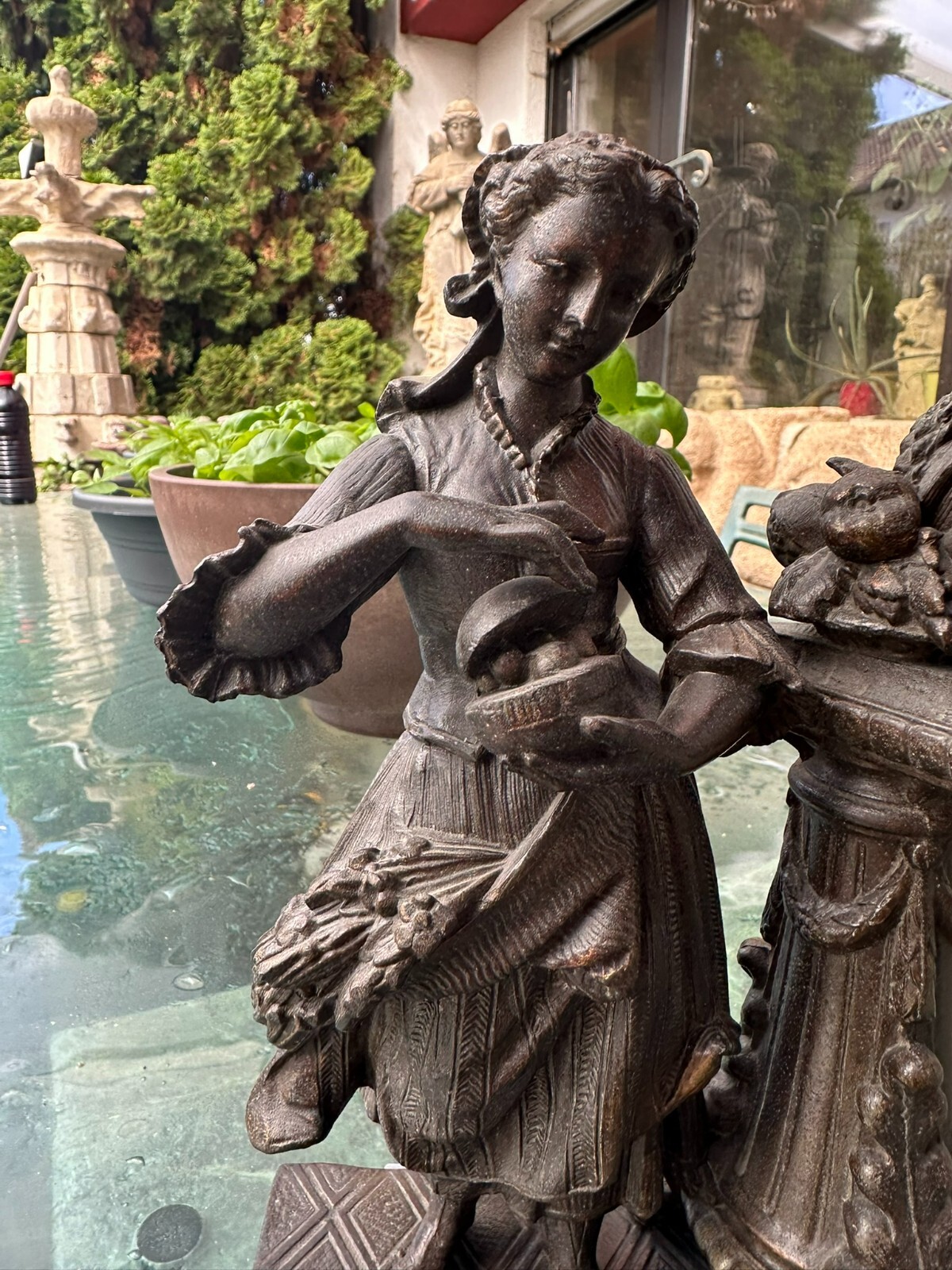ANTIKE SKULPTUR AUS REGÜL GUSS UM 1900 MÄDCHEN MIT OBST – Bild 3