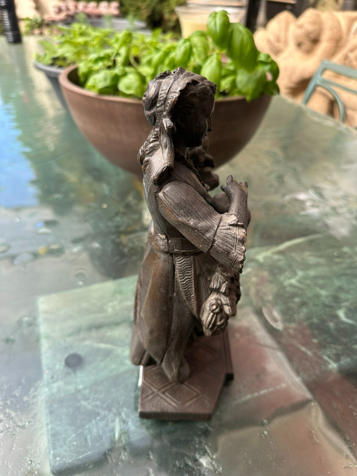 ANTIKE SKULPTUR AUS REGÜL GUSS UM 1900 MÄDCHEN MIT OBST – Bild 4