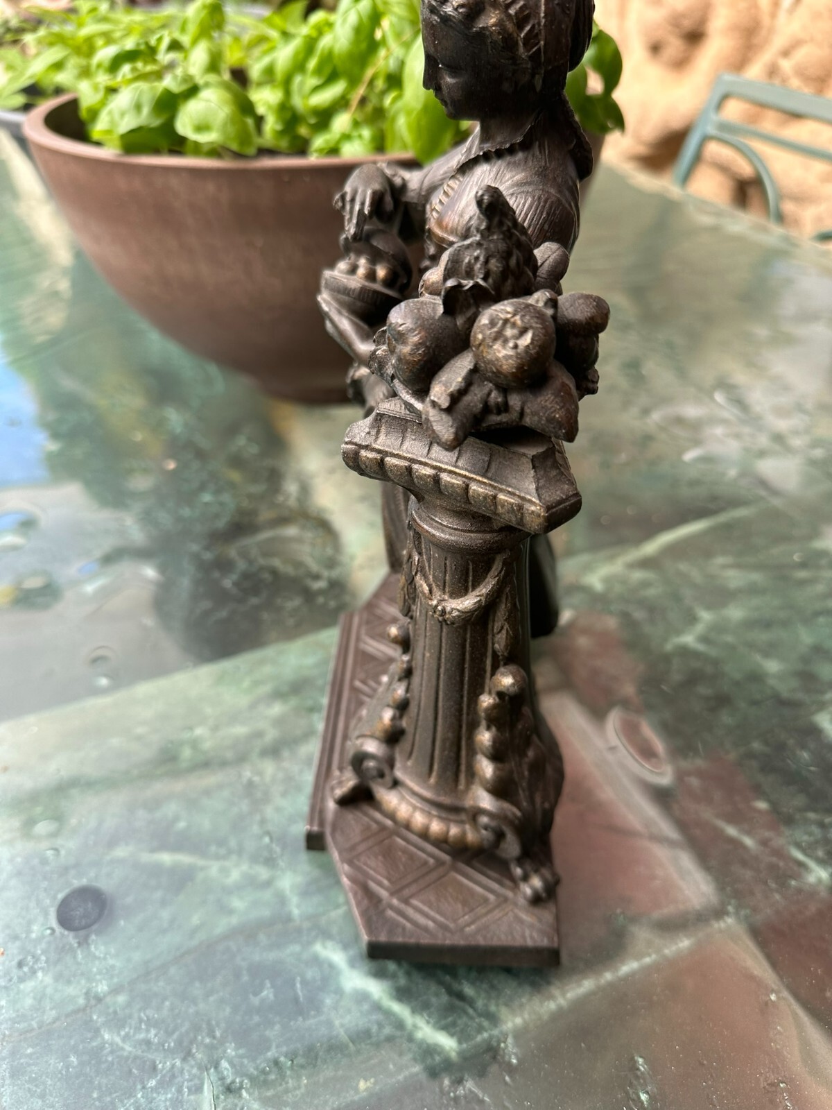 ANTIKE SKULPTUR AUS REGÜL GUSS UM 1900 MÄDCHEN MIT OBST – Bild 6