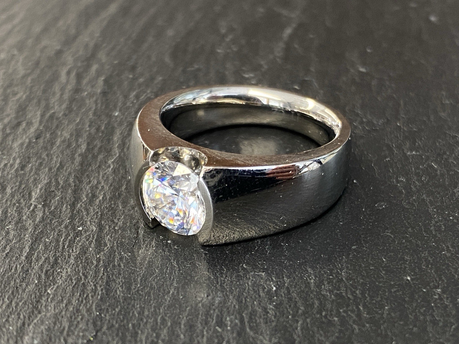 ELEGANTER RING AUS TITAN CUBIC ZIRKONIA GRÖSSE 56