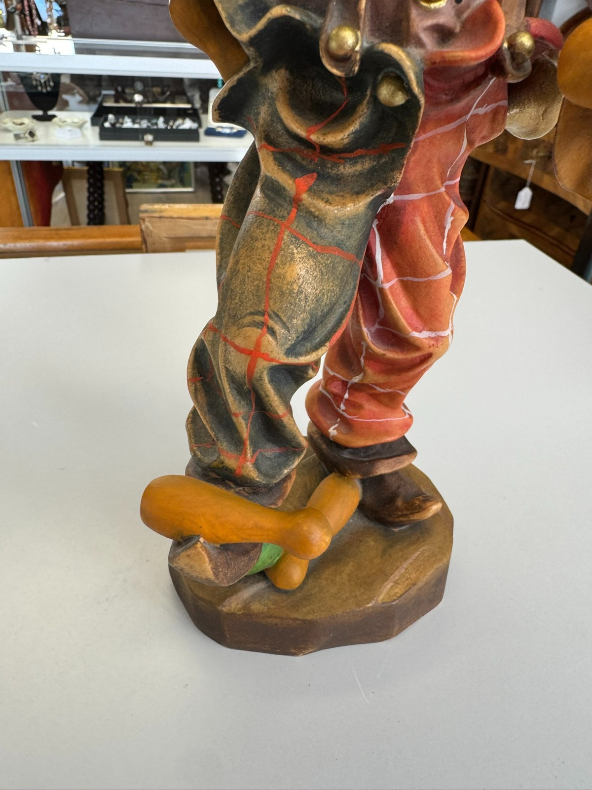 NEUZEITIGE SKULPTUR AUS HOLZ 28cm CLOWN HANDBEMALT – Bild 7