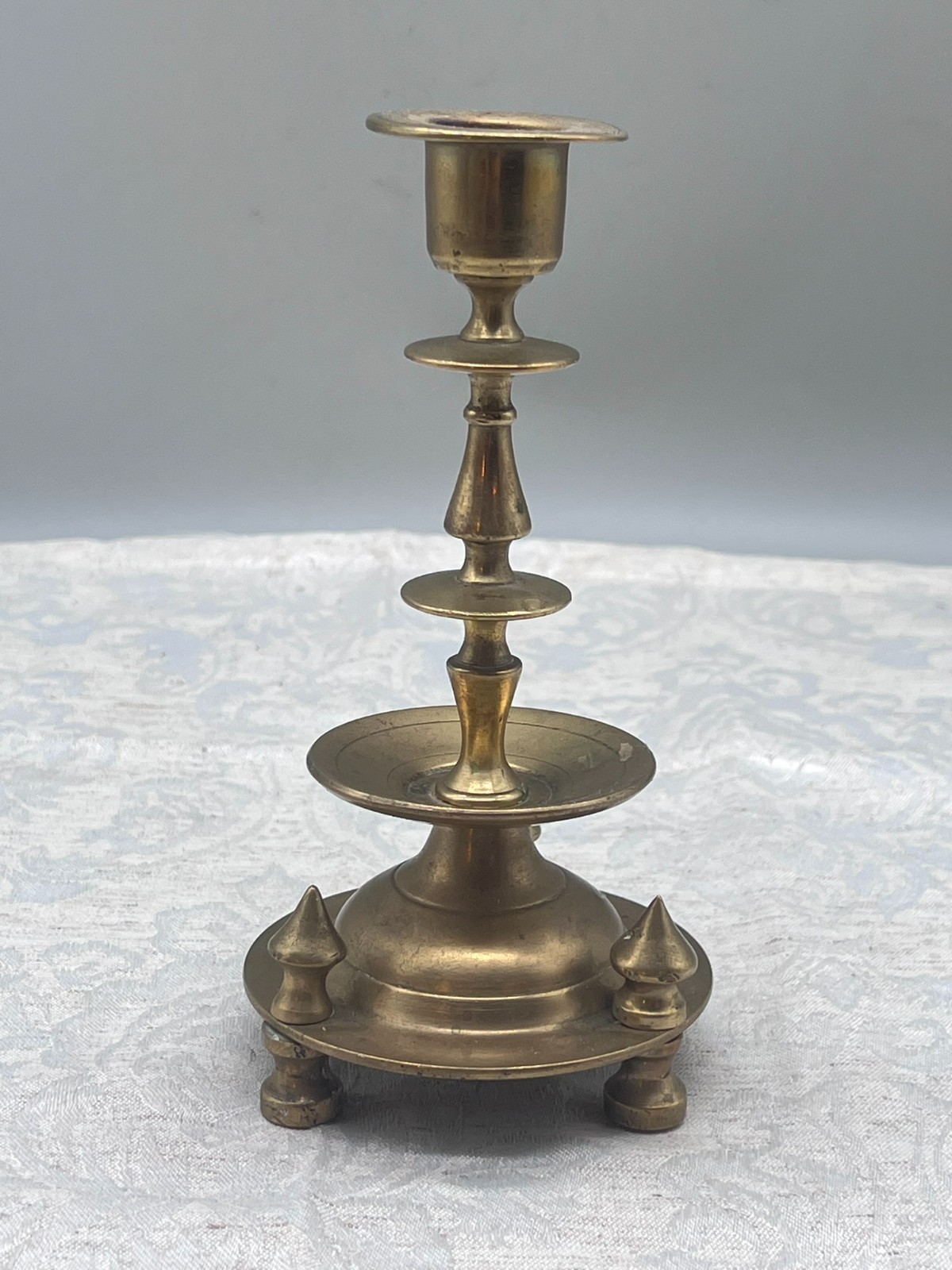 NEO GOTIK ANTIKER NEOGOTISCHER KERZENLEUCHTER AUS MESSING