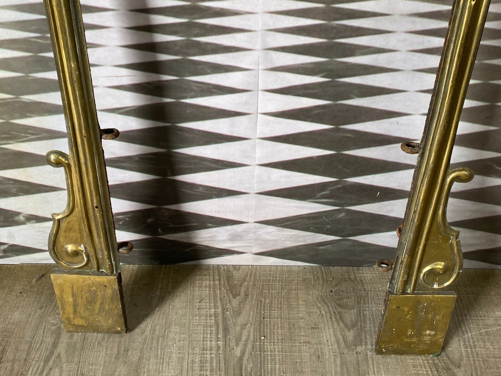 ANTIKE KAMIN ABDECKUNG FEUERSTELLE RAHMEN AUS EISEN UND MESSING HxB 103x66cm – Bild 4