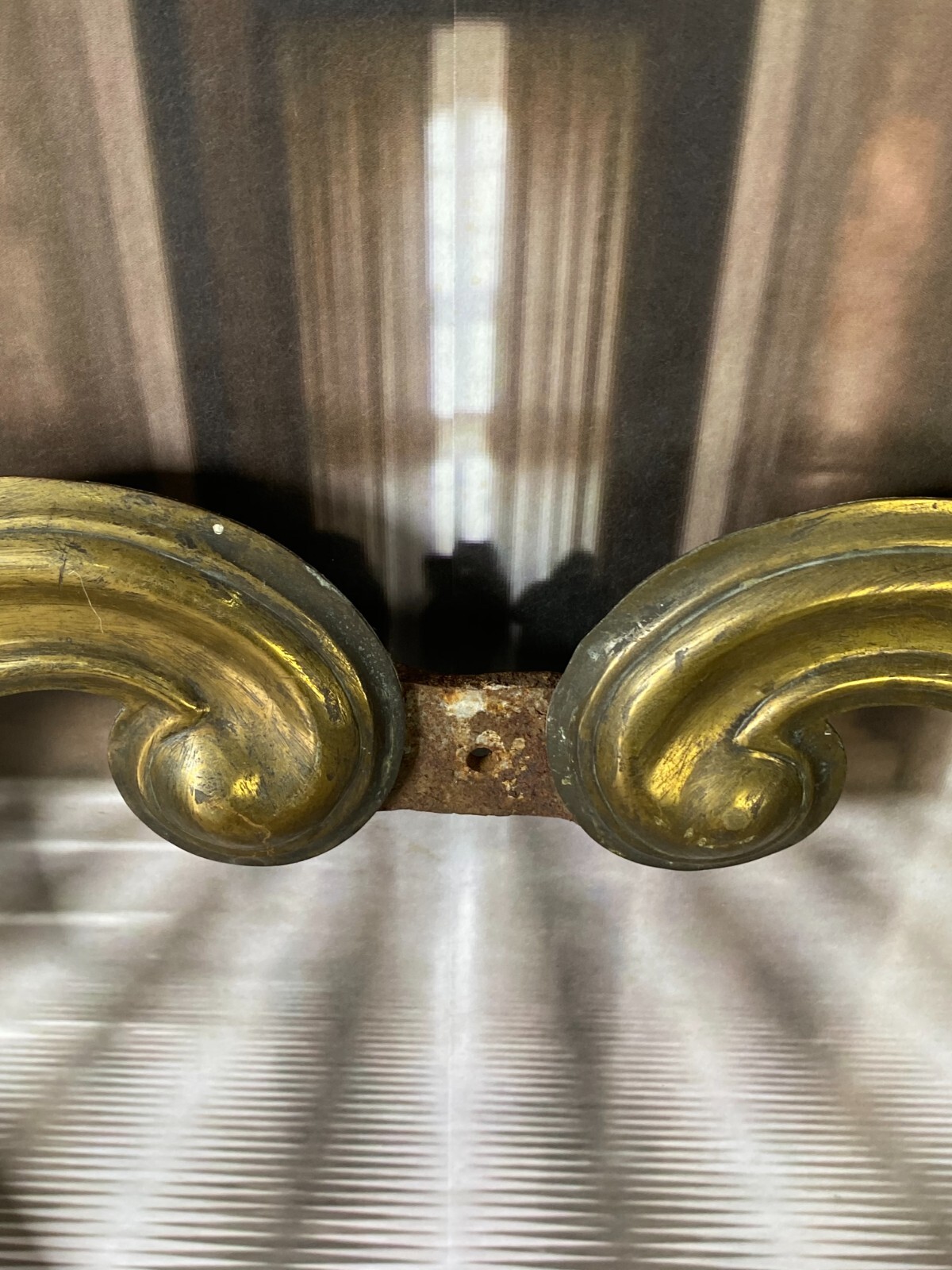 ANTIKE KAMIN ABDECKUNG FEUERSTELLE RAHMEN AUS EISEN UND MESSING HxB 103x66cm – Bild 6