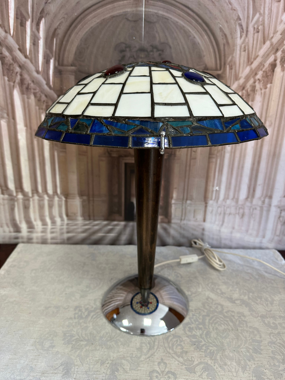 VINTAGE TISCHLAMPE IN TIFFANY STIL METALLFUSS UND GLASSCHIRM