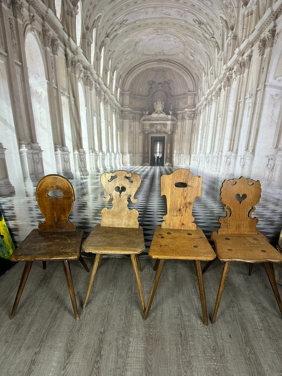 VIER ANTIKE BRETTSTÜHLE 4x ANTIKER STUHL BRETTSTUHL HOLZ MASSIV