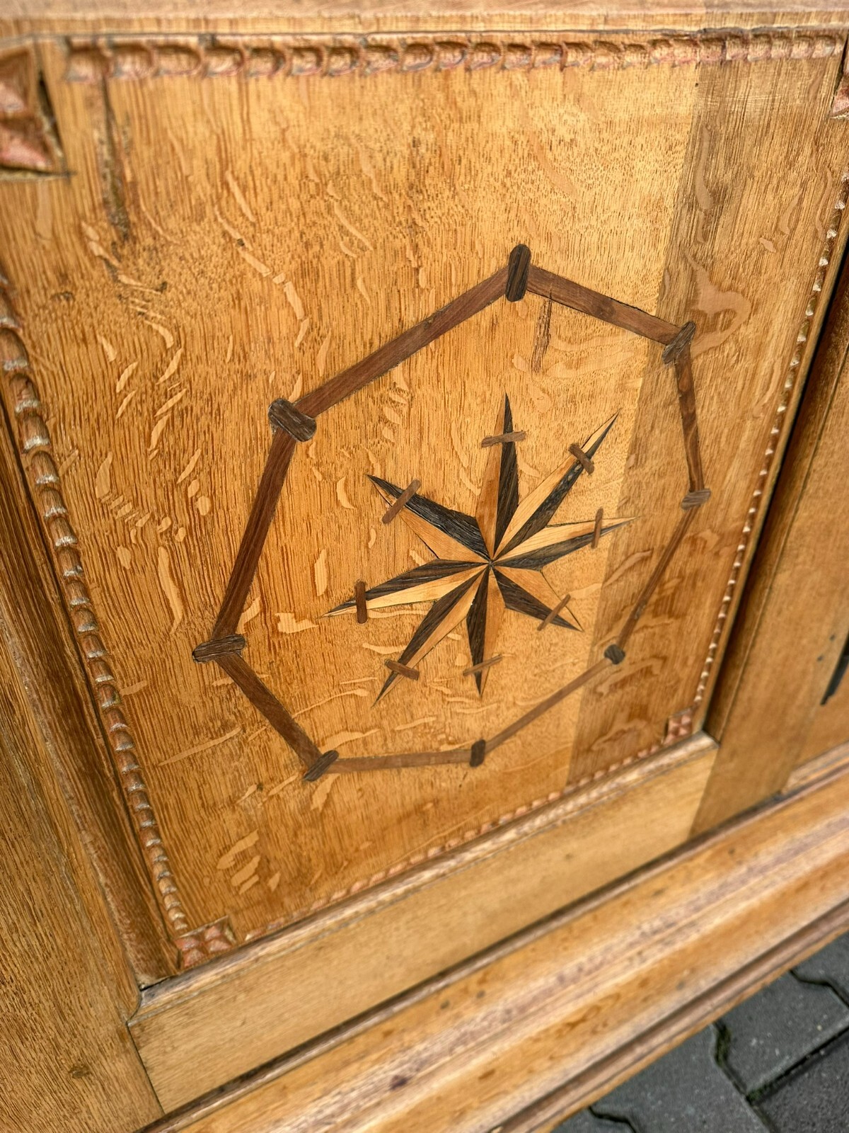 HERRSCHAFTLICHER BAROCKSCHRANK RITTERSCHRANK UM 1740 EICHE MASSIV STERNINTARSIEN – Bild 6