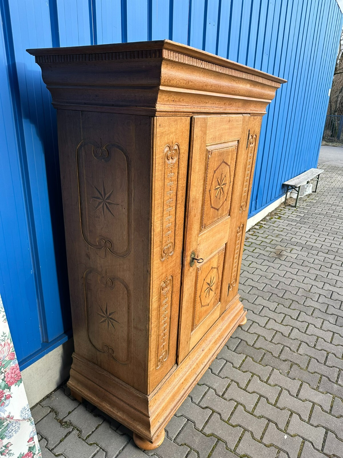 HERRSCHAFTLICHER BAROCKSCHRANK RITTERSCHRANK UM 1740 EICHE MASSIV STERNINTARSIEN – Bild 7
