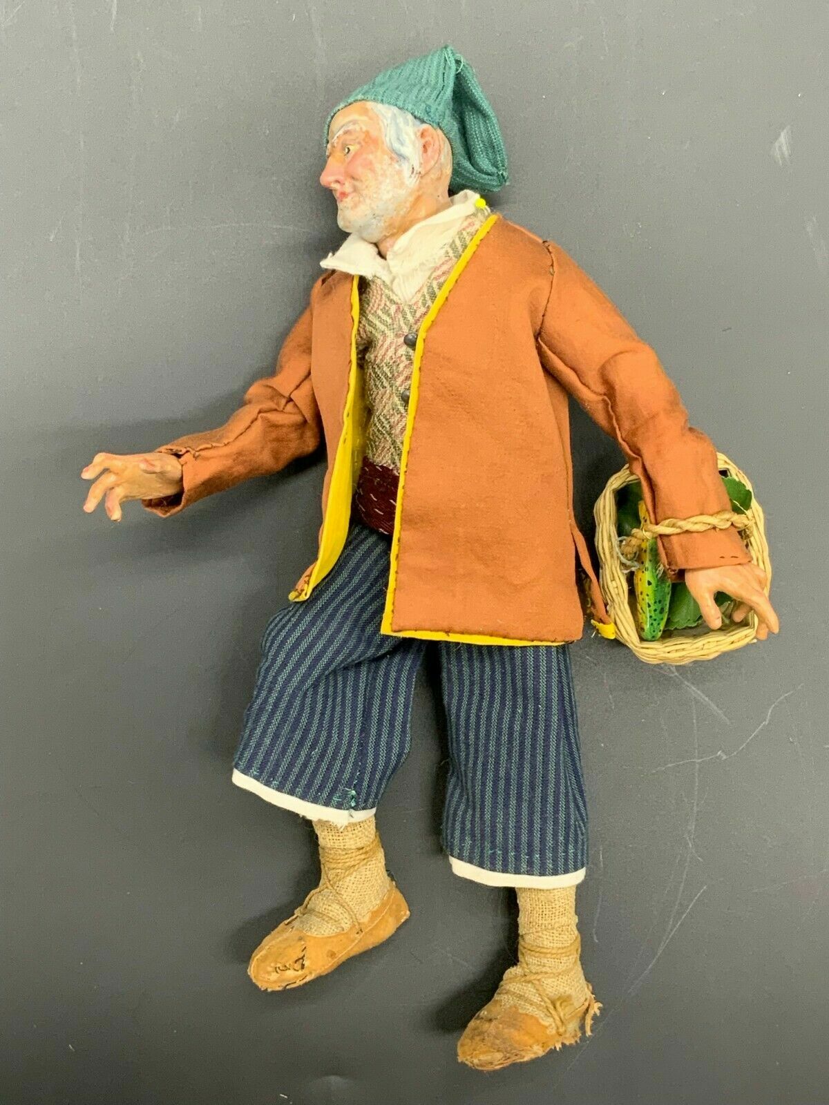 NEAPOLITANISCHE KRIPPENFIGUR BAUER MIT KORB 27cm