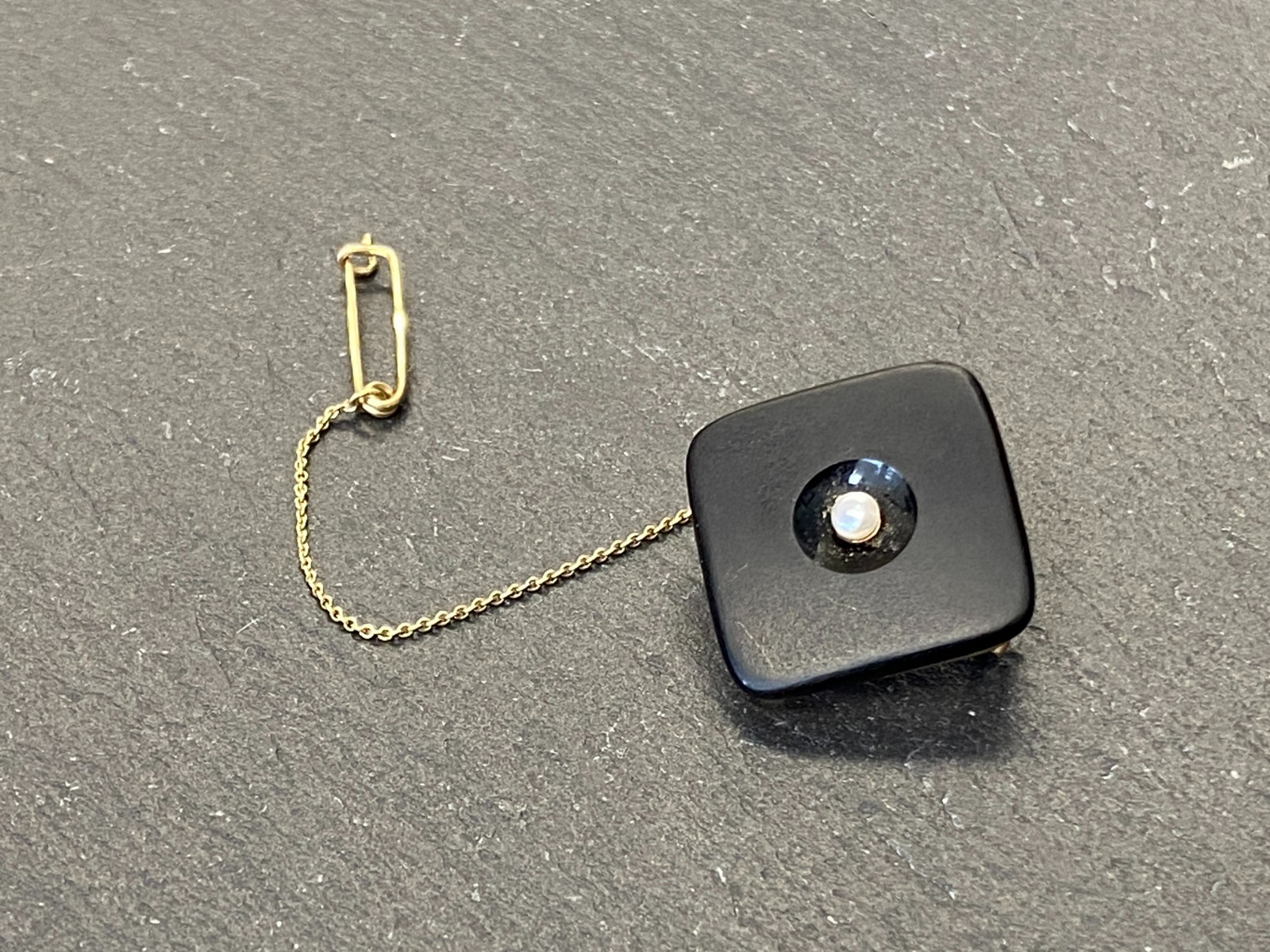 MODERNE BROSCHE AUS ONYX FASSUNG AUS GELBGOLD 585 14K UND KLEINE PERLE