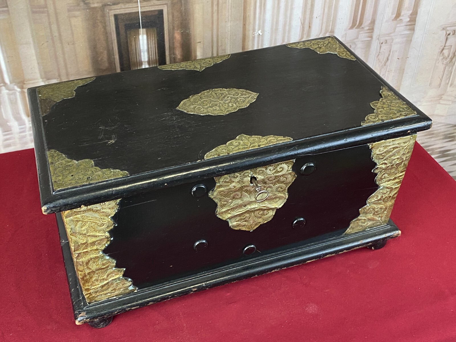 Antike Kolonial Kiste aus Holz mit Messingbeschlägen um 1880 Truhe – Bild 6
