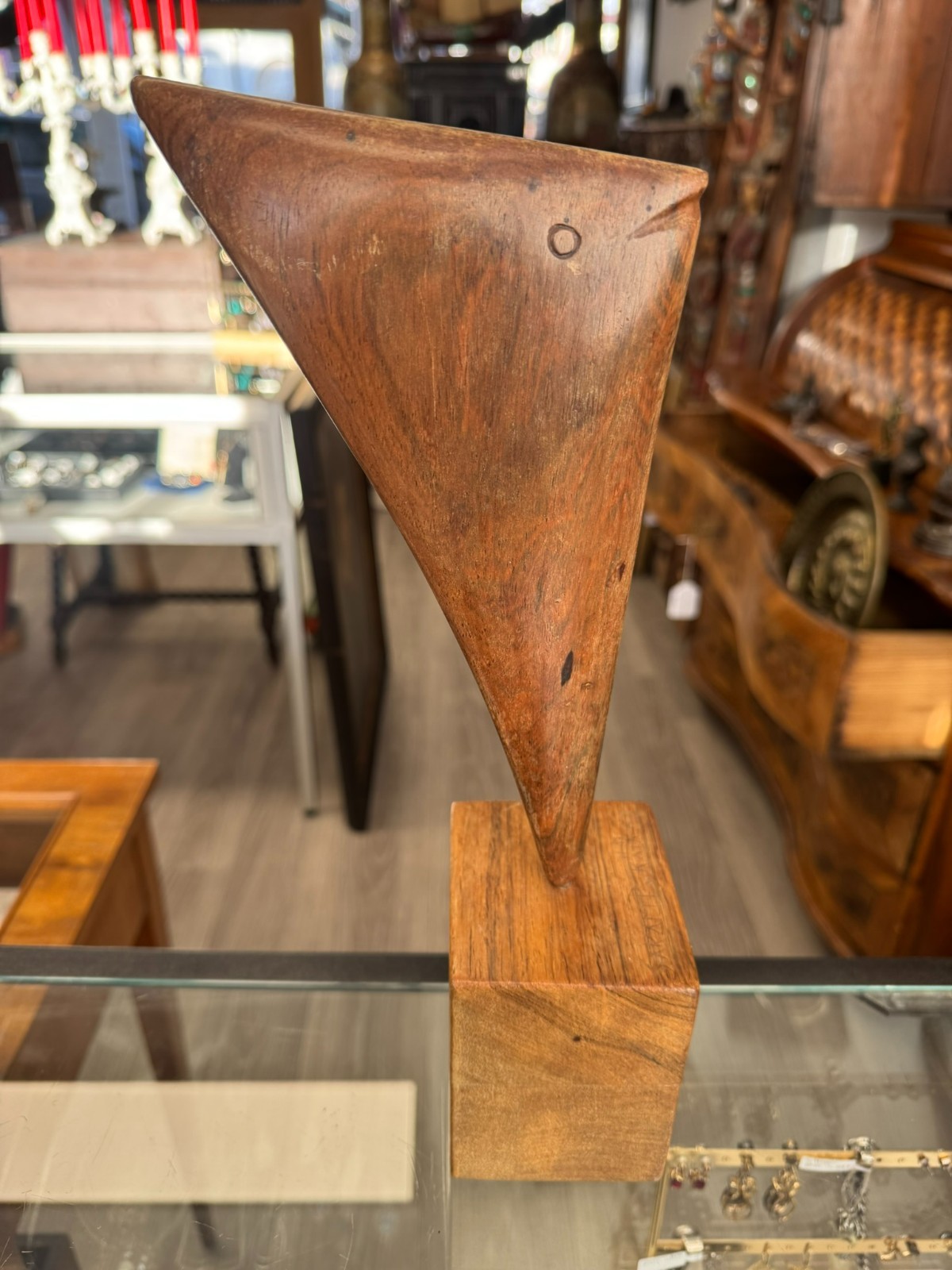 SAKARI PIKÄLÄ HOLZ SKULPTUR DER FISCH AUF PODEST