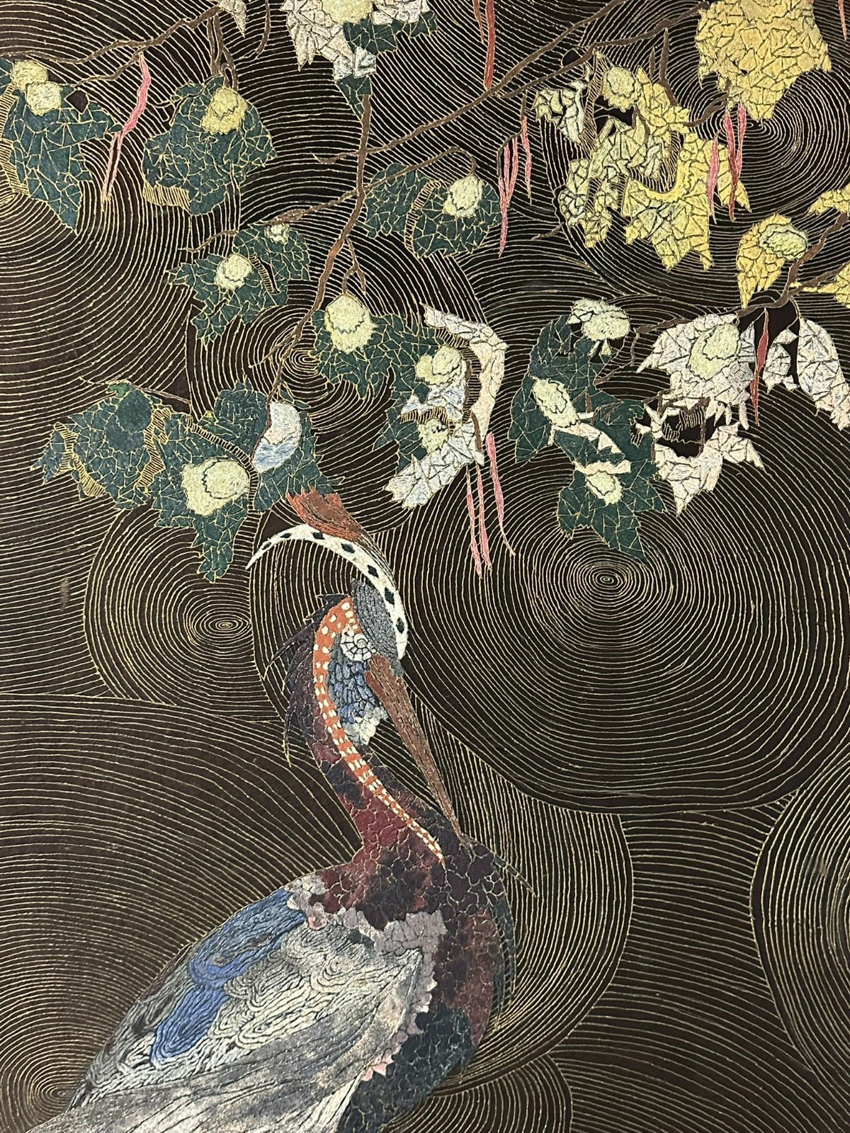 GROSSES ANTIKE KOMPOSITION SCHREITENDER KRANICH SEIDEMALFARBEN ANFANG 20 TES JHDT