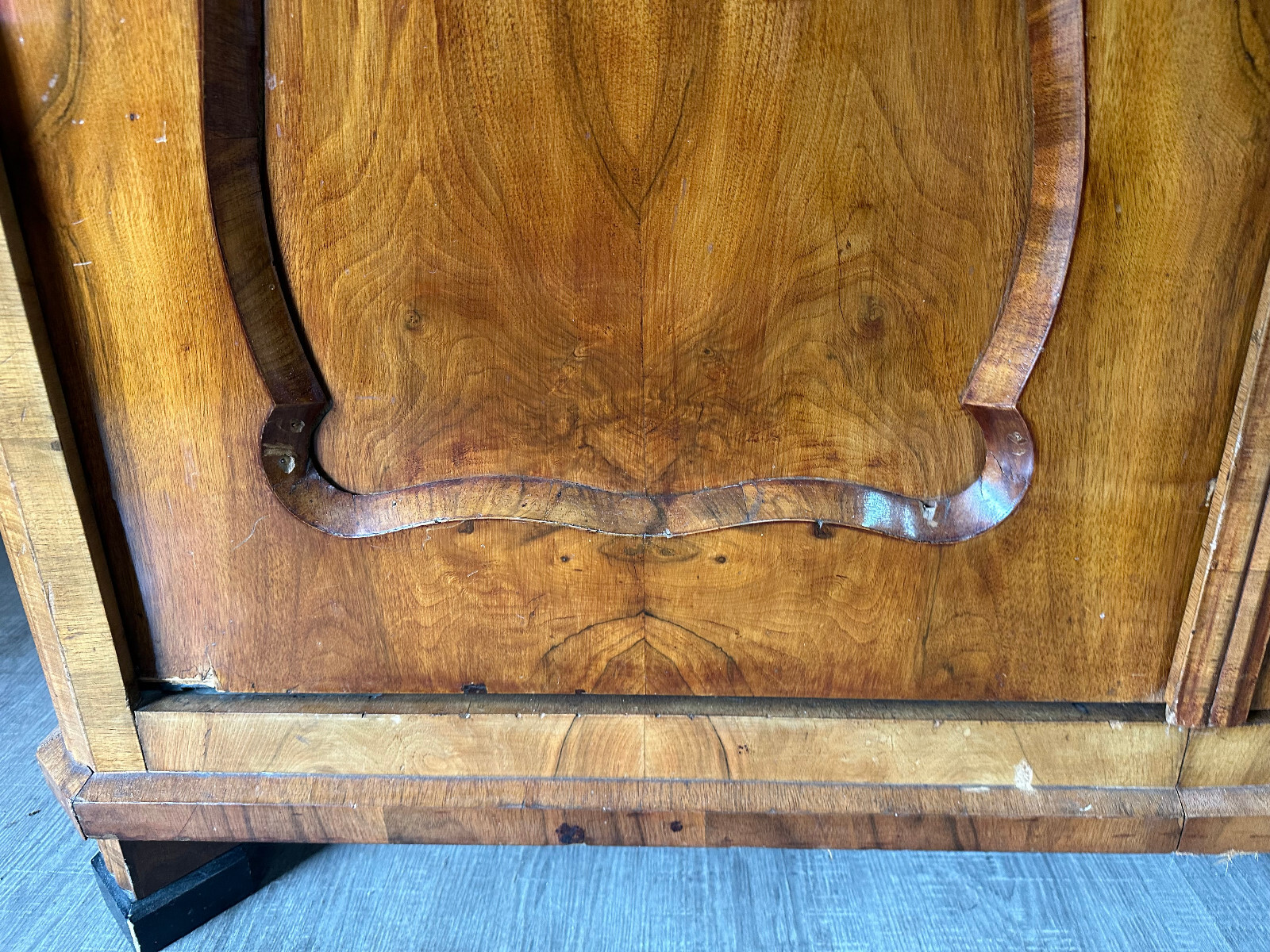 ANTIKER KLEIDERSCHRANK BIEDERMEIER SCHRANK UM 1860 NUSSBAUM FURNIERT – Bild 11