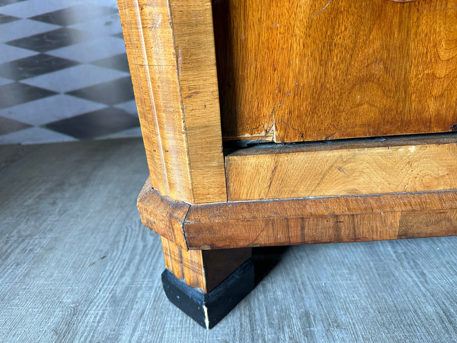 ANTIKER KLEIDERSCHRANK BIEDERMEIER SCHRANK UM 1860 NUSSBAUM FURNIERT – Bild 12