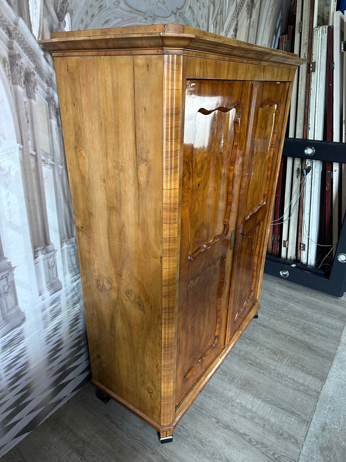 ANTIKER KLEIDERSCHRANK BIEDERMEIER SCHRANK UM 1860 NUSSBAUM FURNIERT – Bild 13