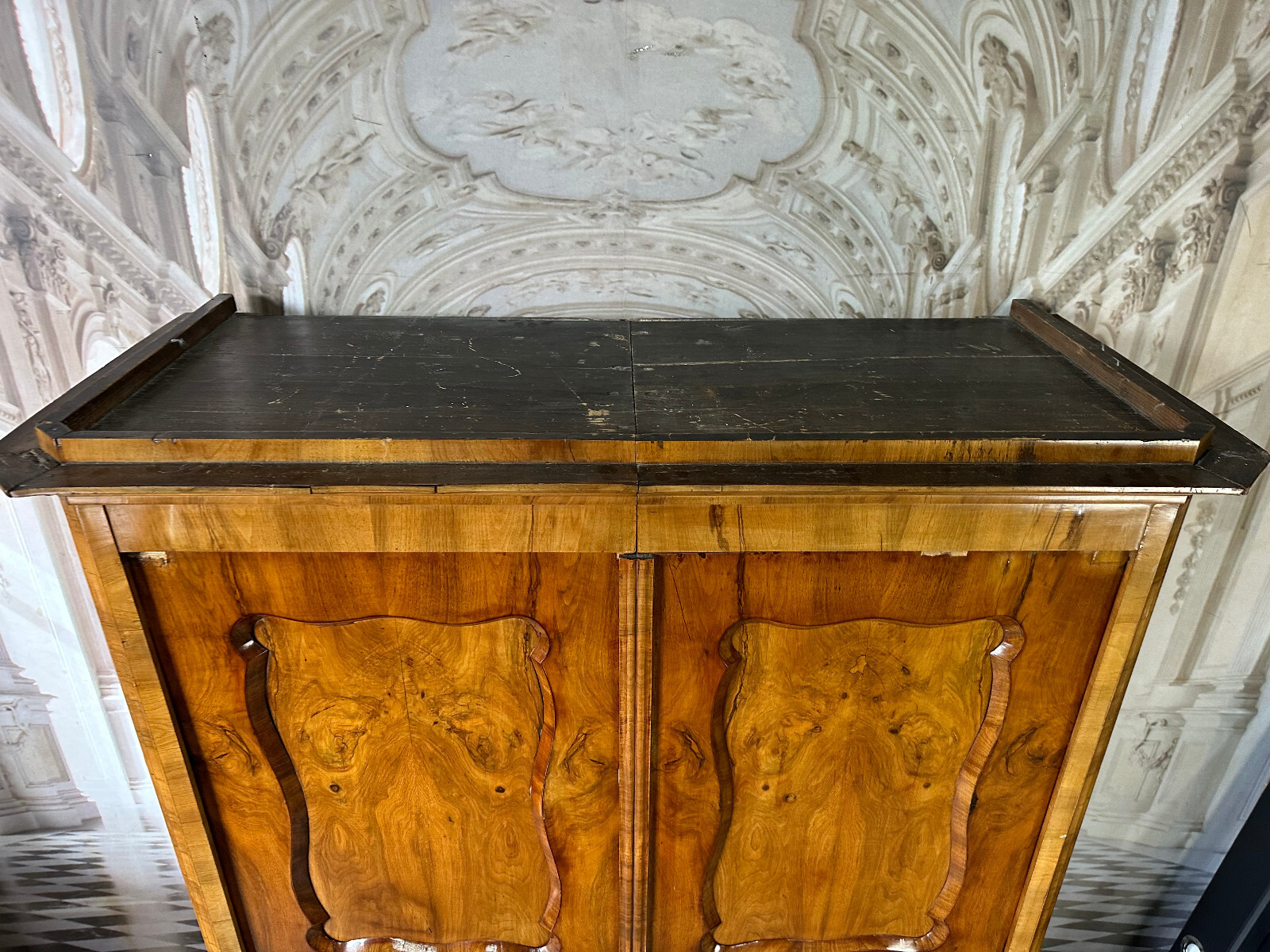 ANTIKER KLEIDERSCHRANK BIEDERMEIER SCHRANK UM 1860 NUSSBAUM FURNIERT – Bild 15