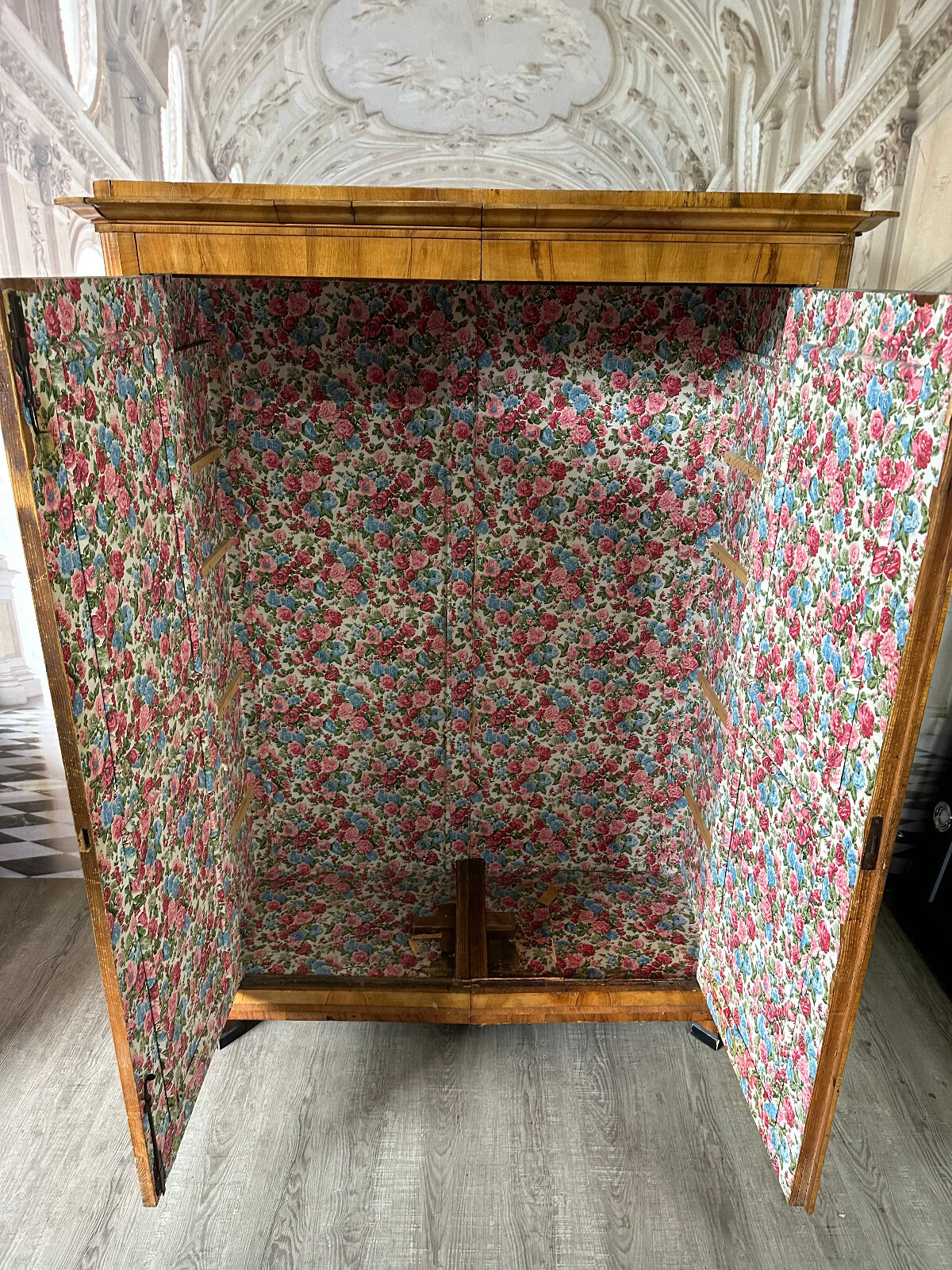ANTIKER KLEIDERSCHRANK BIEDERMEIER SCHRANK UM 1860 NUSSBAUM FURNIERT – Bild 16