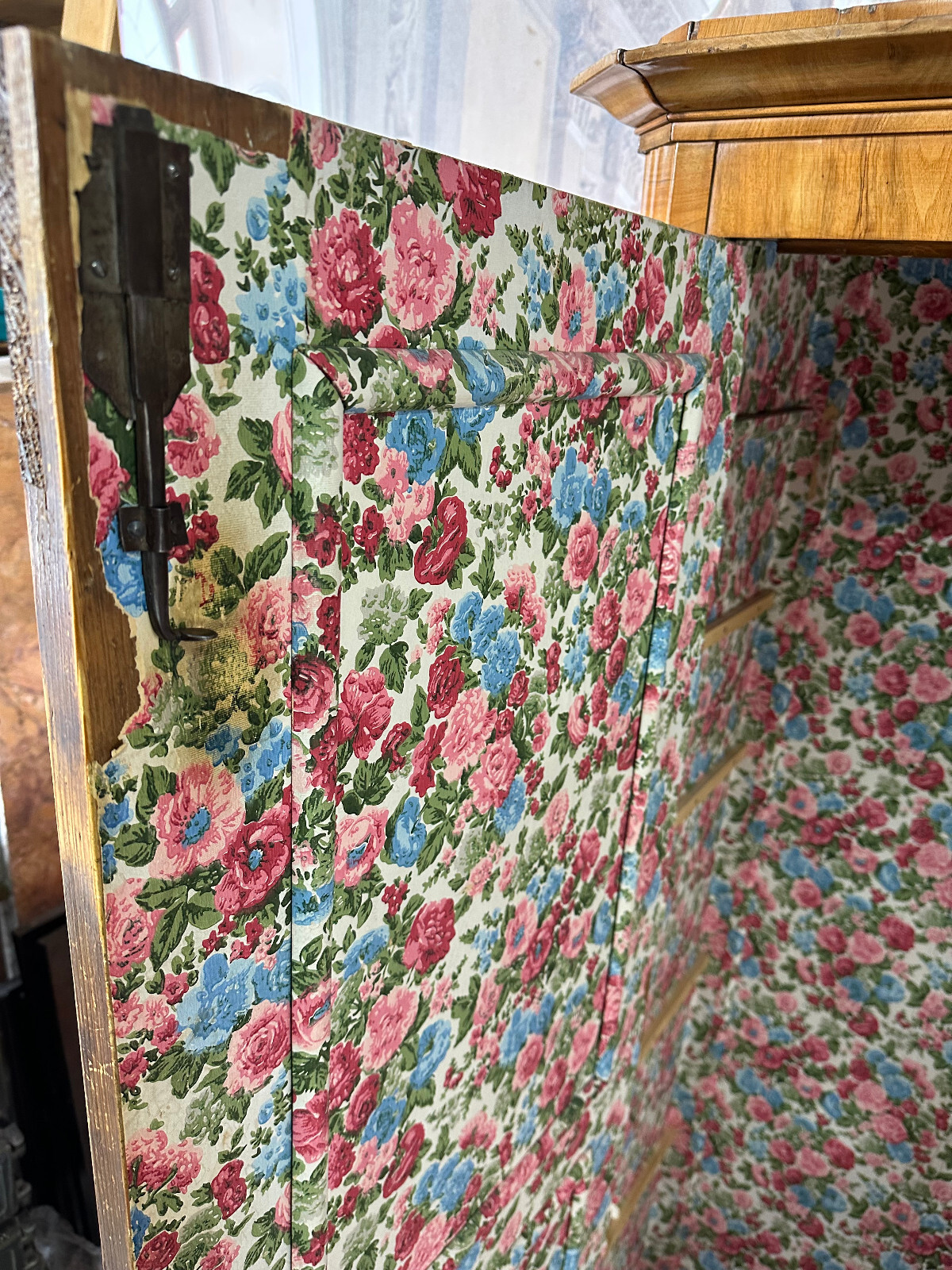 ANTIKER KLEIDERSCHRANK BIEDERMEIER SCHRANK UM 1860 NUSSBAUM FURNIERT – Bild 18