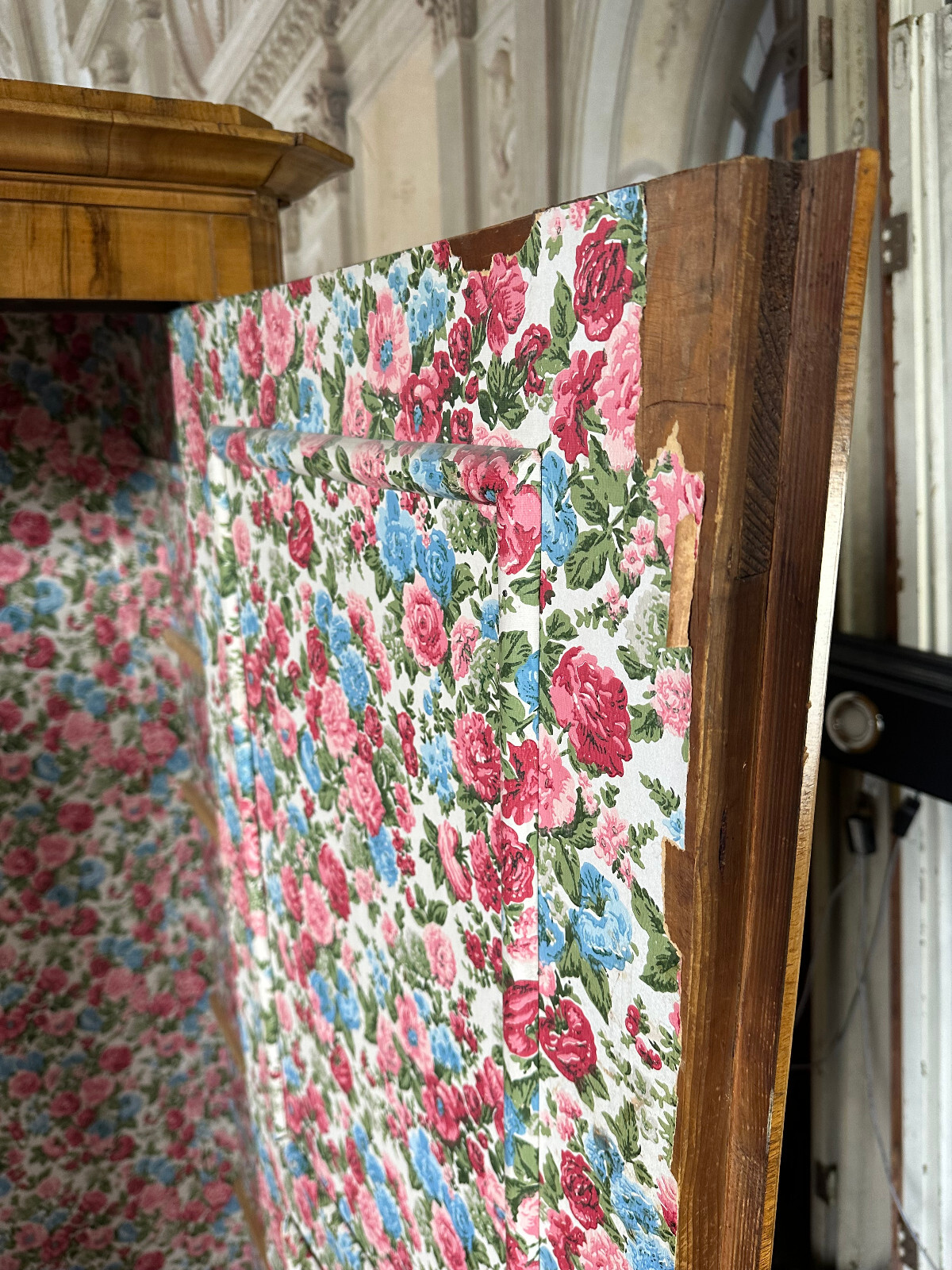 ANTIKER KLEIDERSCHRANK BIEDERMEIER SCHRANK UM 1860 NUSSBAUM FURNIERT – Bild 19