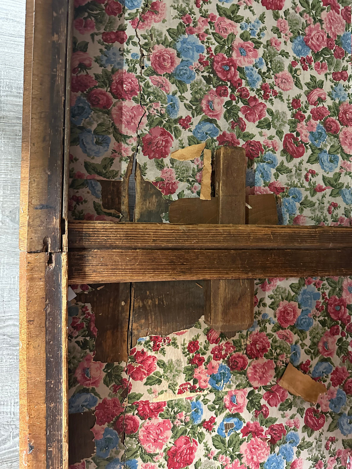 ANTIKER KLEIDERSCHRANK BIEDERMEIER SCHRANK UM 1860 NUSSBAUM FURNIERT – Bild 20