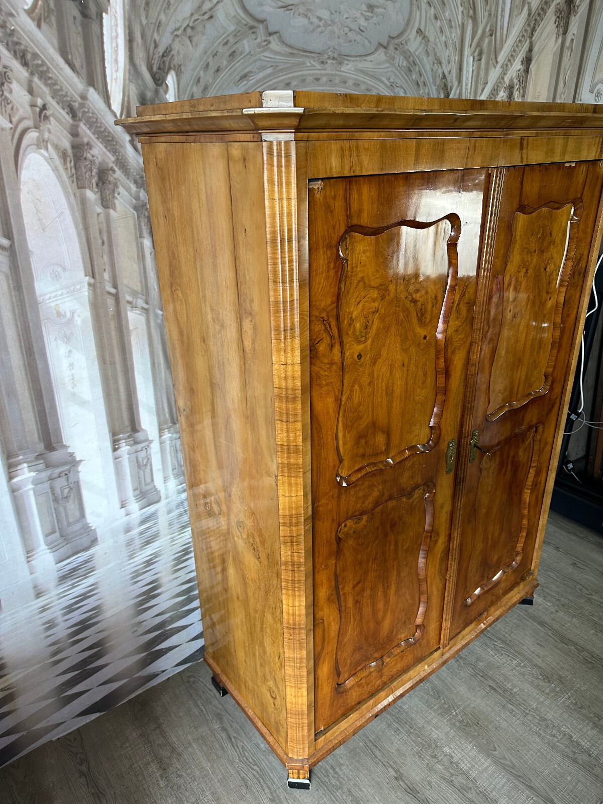 ANTIKER KLEIDERSCHRANK BIEDERMEIER SCHRANK UM 1860 NUSSBAUM FURNIERT – Bild 3