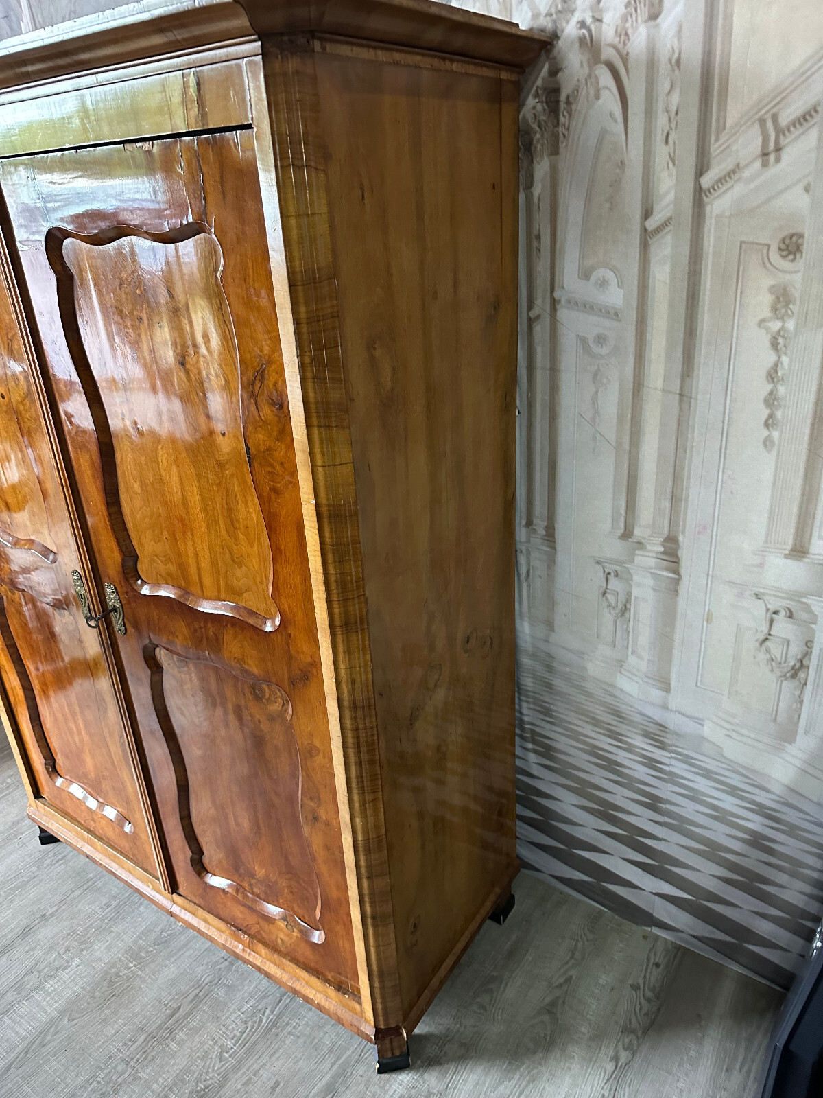 ANTIKER KLEIDERSCHRANK BIEDERMEIER SCHRANK UM 1860 NUSSBAUM FURNIERT – Bild 4