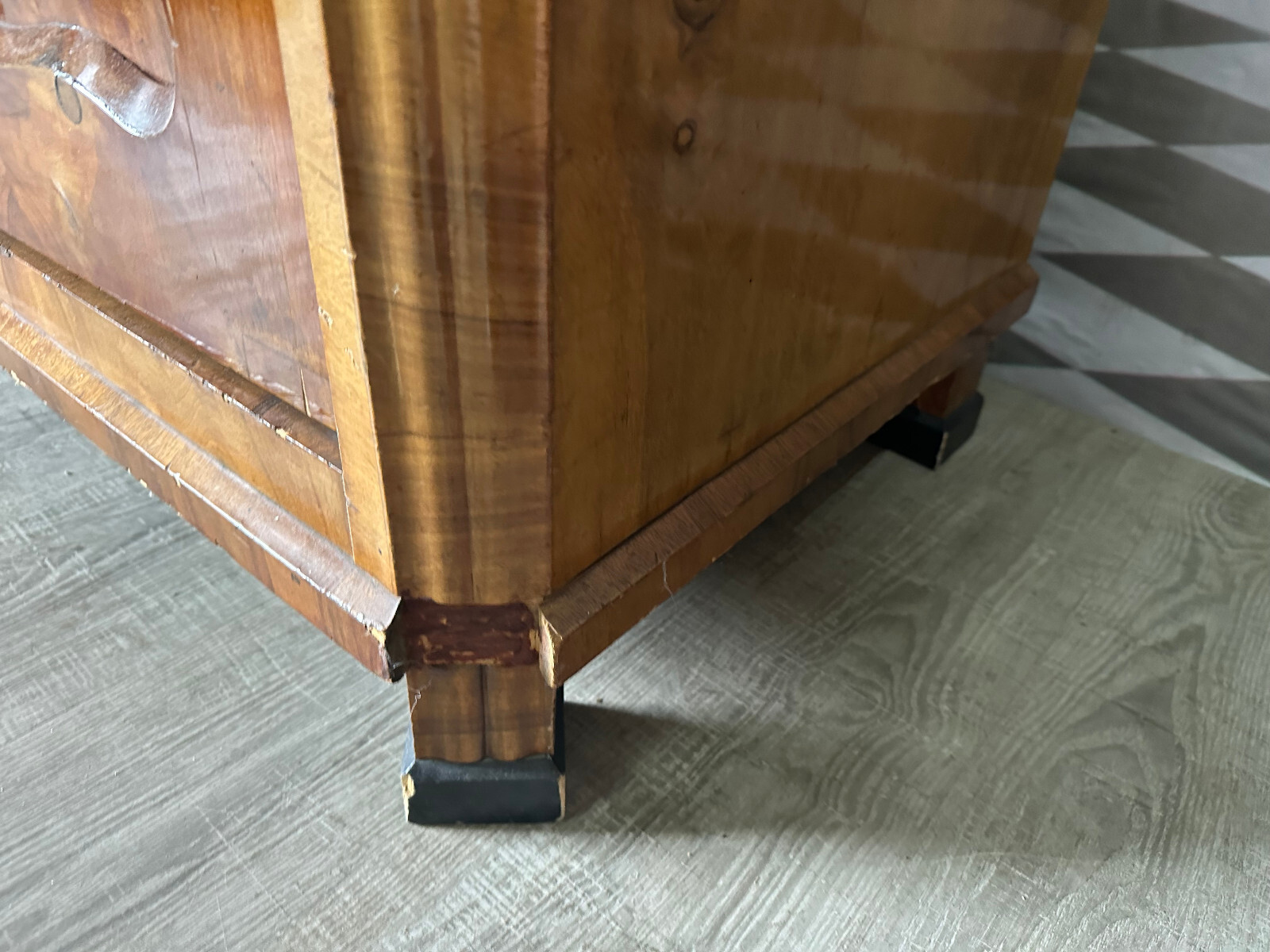 ANTIKER KLEIDERSCHRANK BIEDERMEIER SCHRANK UM 1860 NUSSBAUM FURNIERT – Bild 6