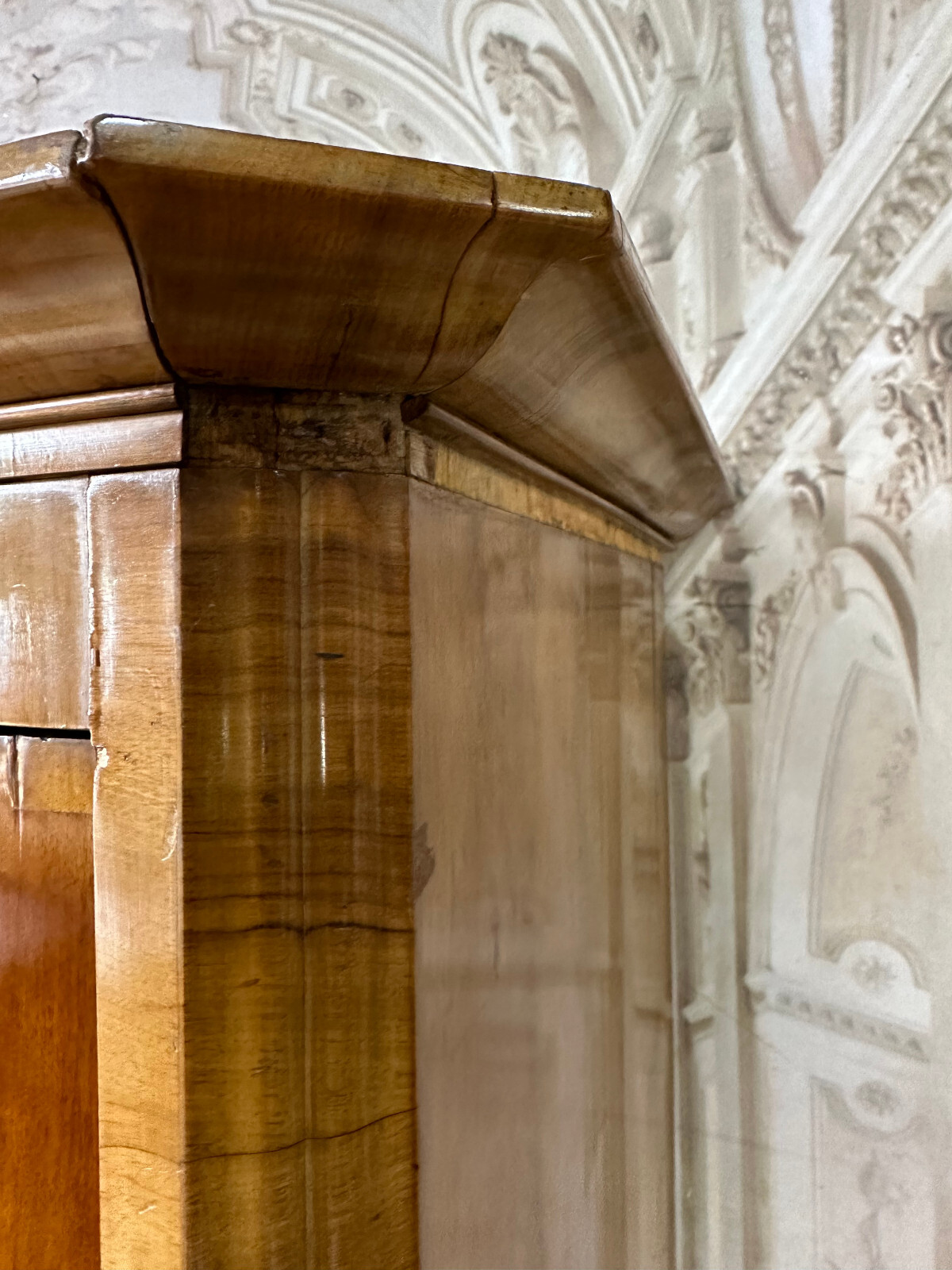 ANTIKER KLEIDERSCHRANK BIEDERMEIER SCHRANK UM 1860 NUSSBAUM FURNIERT – Bild 7