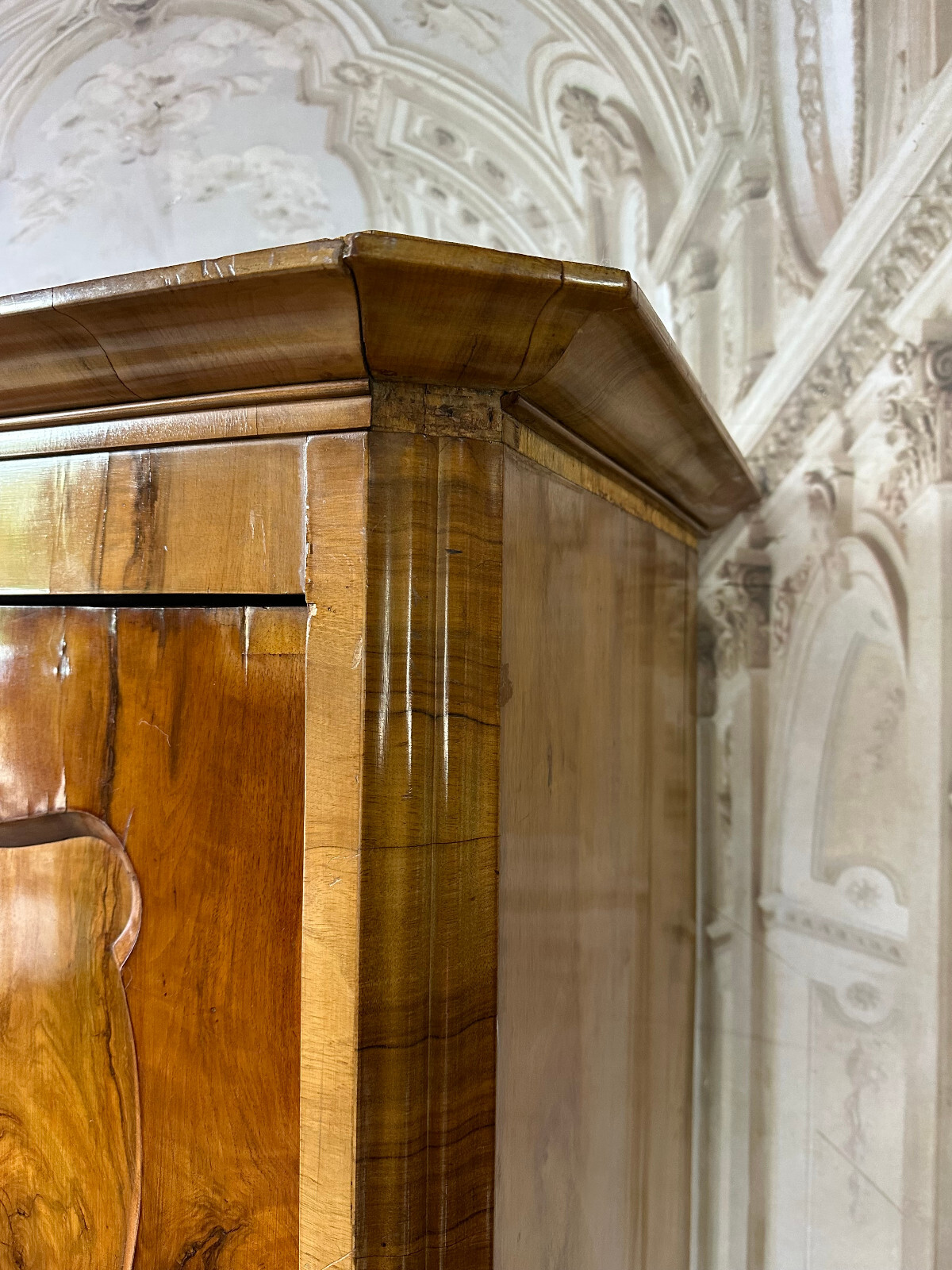 ANTIKER KLEIDERSCHRANK BIEDERMEIER SCHRANK UM 1860 NUSSBAUM FURNIERT – Bild 8
