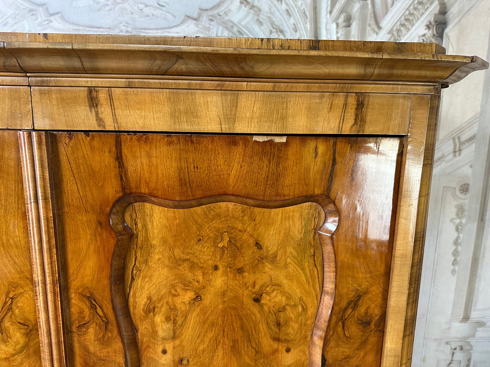 ANTIKER KLEIDERSCHRANK BIEDERMEIER SCHRANK UM 1860 NUSSBAUM FURNIERT – Bild 9