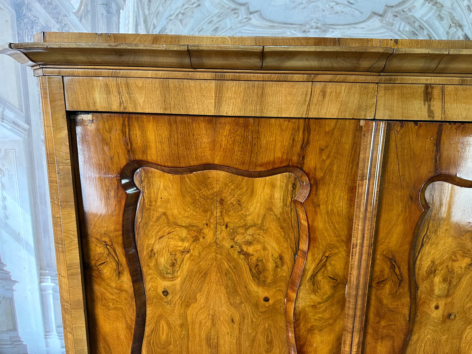 ANTIKER KLEIDERSCHRANK BIEDERMEIER SCHRANK UM 1860 NUSSBAUM FURNIERT – Bild 10