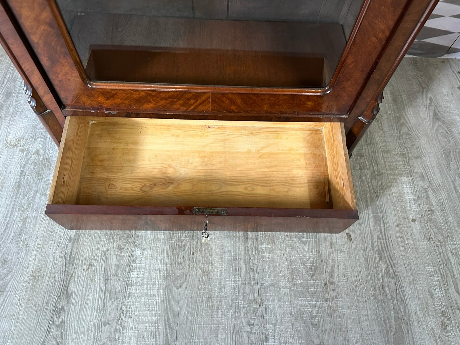 ANTIKE VITRINE SCHRANK LOUIS PHILIPPE 19 TES MAHAGONI FURNIER SPÄT BIEDERMEIER – Bild 14