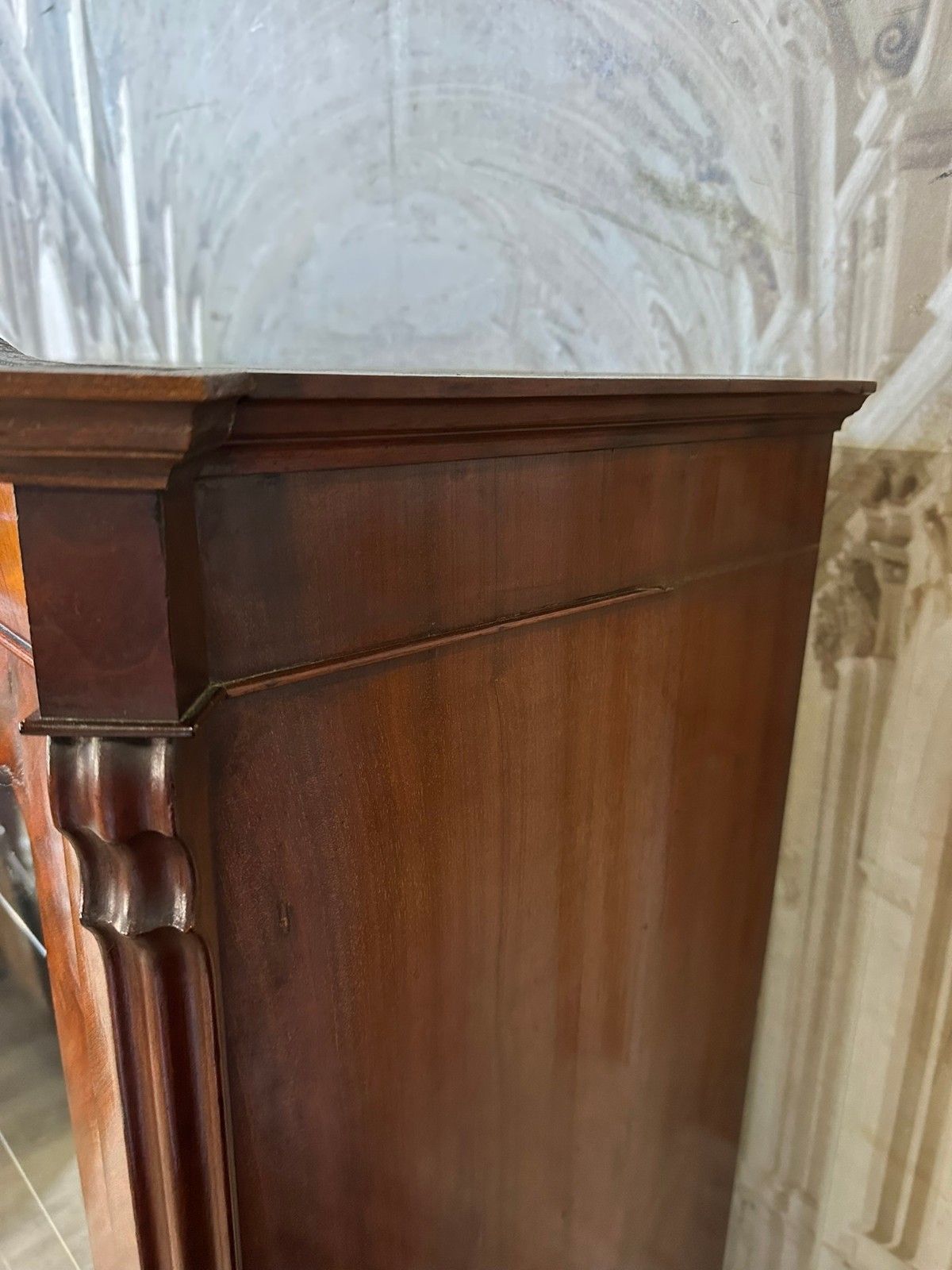 ANTIKE VITRINE SCHRANK LOUIS PHILIPPE 19 TES MAHAGONI FURNIER SPÄT BIEDERMEIER – Bild 15