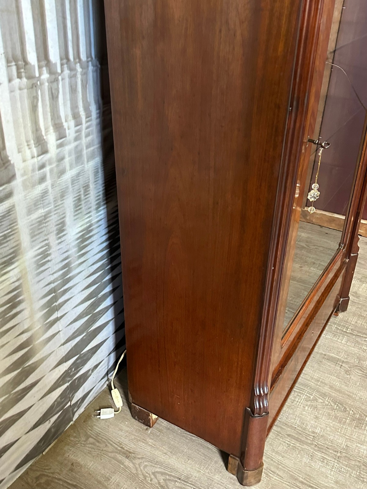 ANTIKE VITRINE SCHRANK LOUIS PHILIPPE 19 TES MAHAGONI FURNIER SPÄT BIEDERMEIER – Bild 5