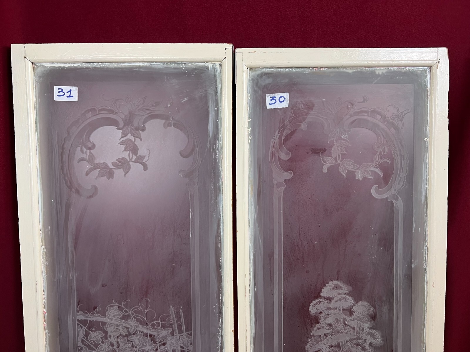 PAAR ANTIKE GLASSCHEIBEN JUGENDSTIL ORIGINAL UM 1900 PERSONEN BLUMEN – Bild 4