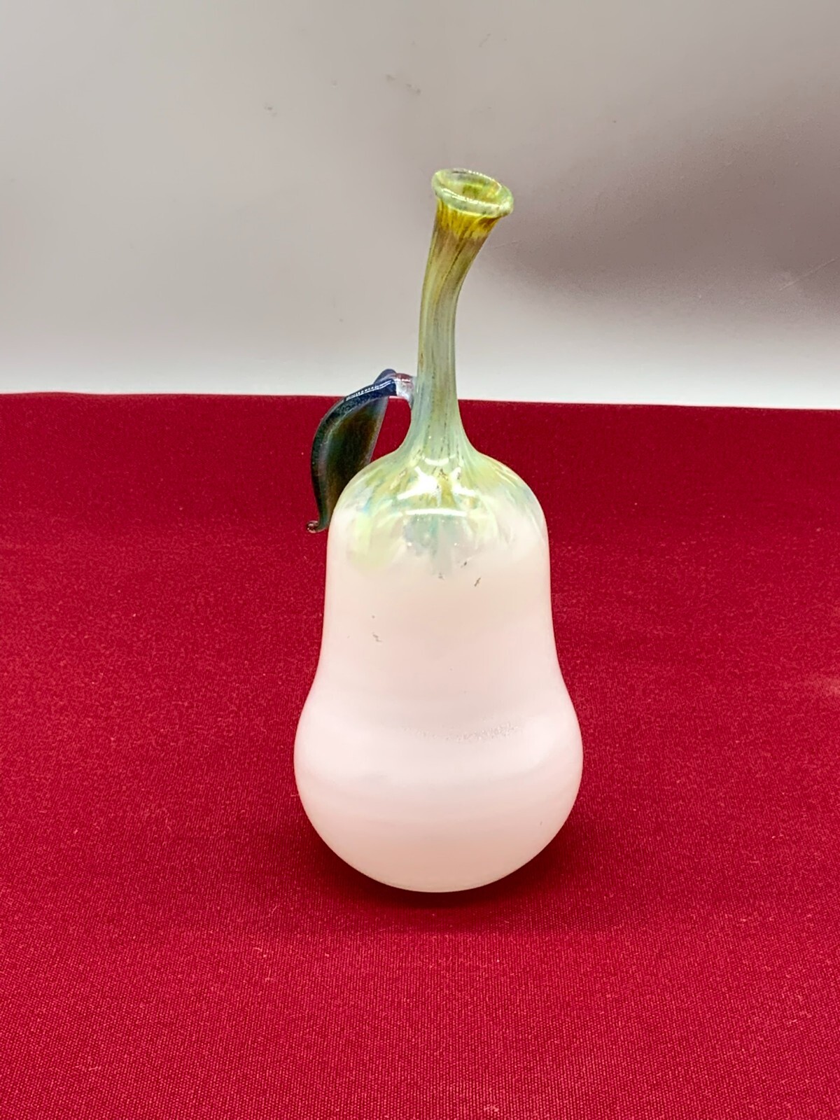 KUNSTOBJEKT BIRNE AUS GLAS MUNDGEBLASEN SIGNIERT UND DATIERT