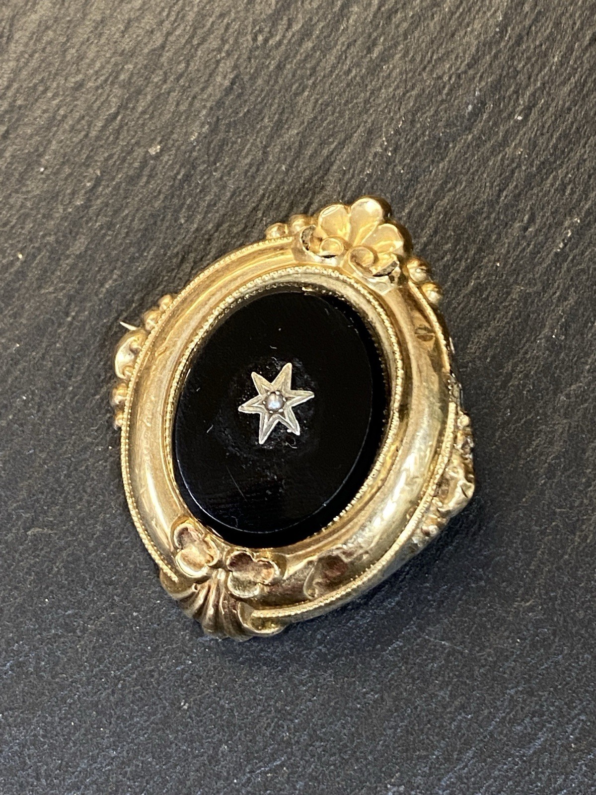 BIEDERMEIER BROSCHE ONYX PERLE ALTGELÖTET SILBER VERGOLDET