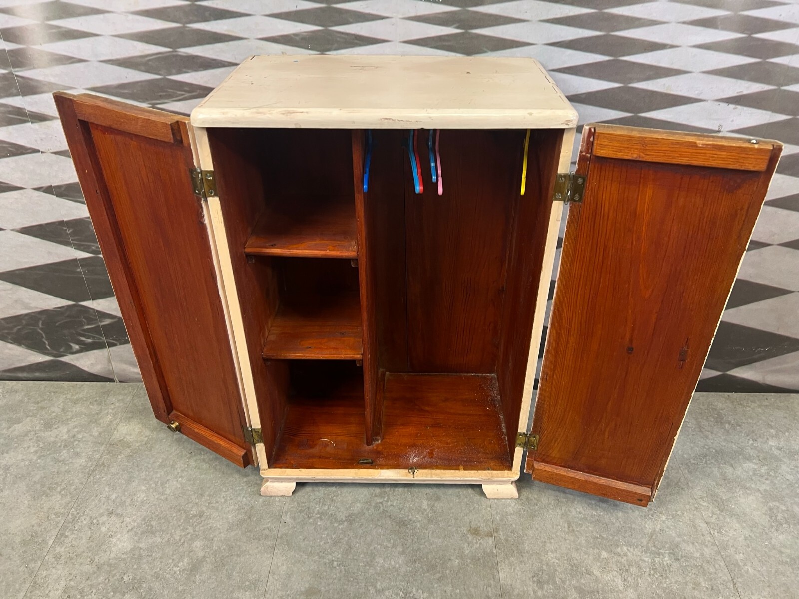 ANTIKER MINIATUR KLEIDERSCHRANK PUPPENSCHRANK HOLZ – Bild 11