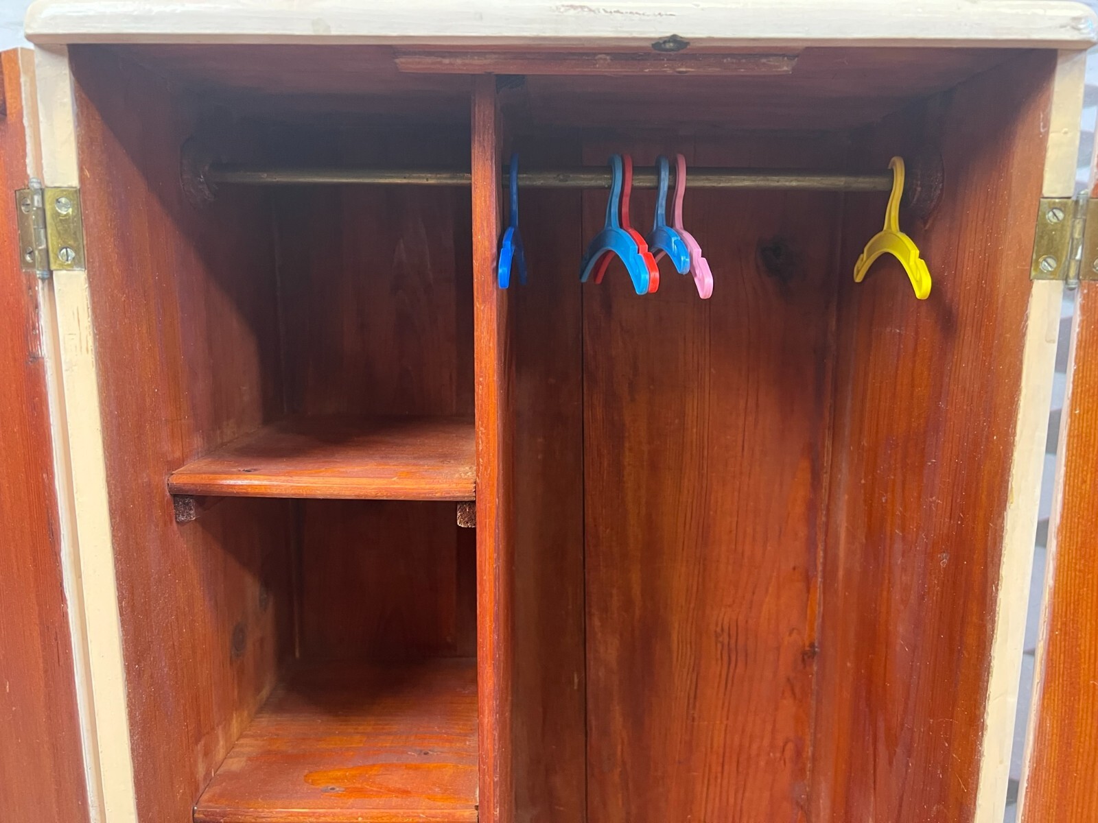 ANTIKER MINIATUR KLEIDERSCHRANK PUPPENSCHRANK HOLZ – Bild 13