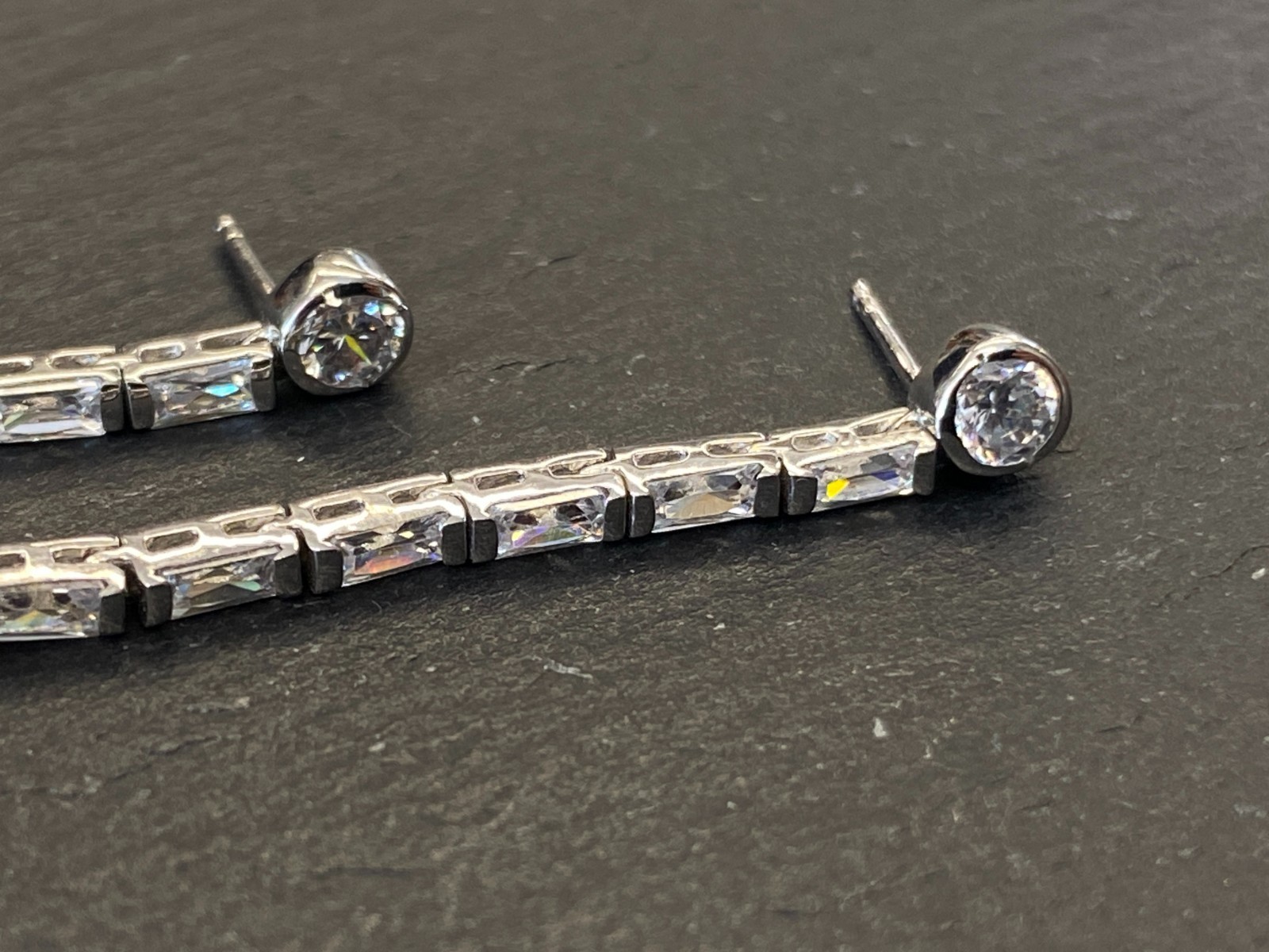 PAAR DEKORATIVE OHRHÄNGER AUS STERLING SILBER 925 MIT GLASSTEINEN UND KUNSTPERLE – Bild 11