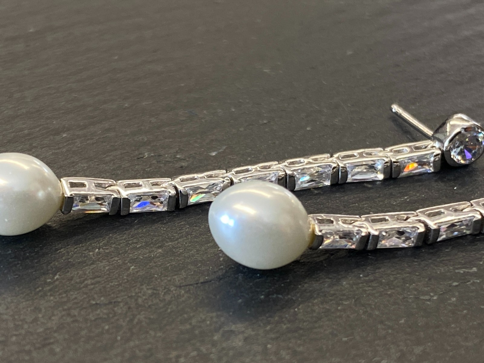 PAAR DEKORATIVE OHRHÄNGER AUS STERLING SILBER 925 MIT GLASSTEINEN UND KUNSTPERLE – Bild 12